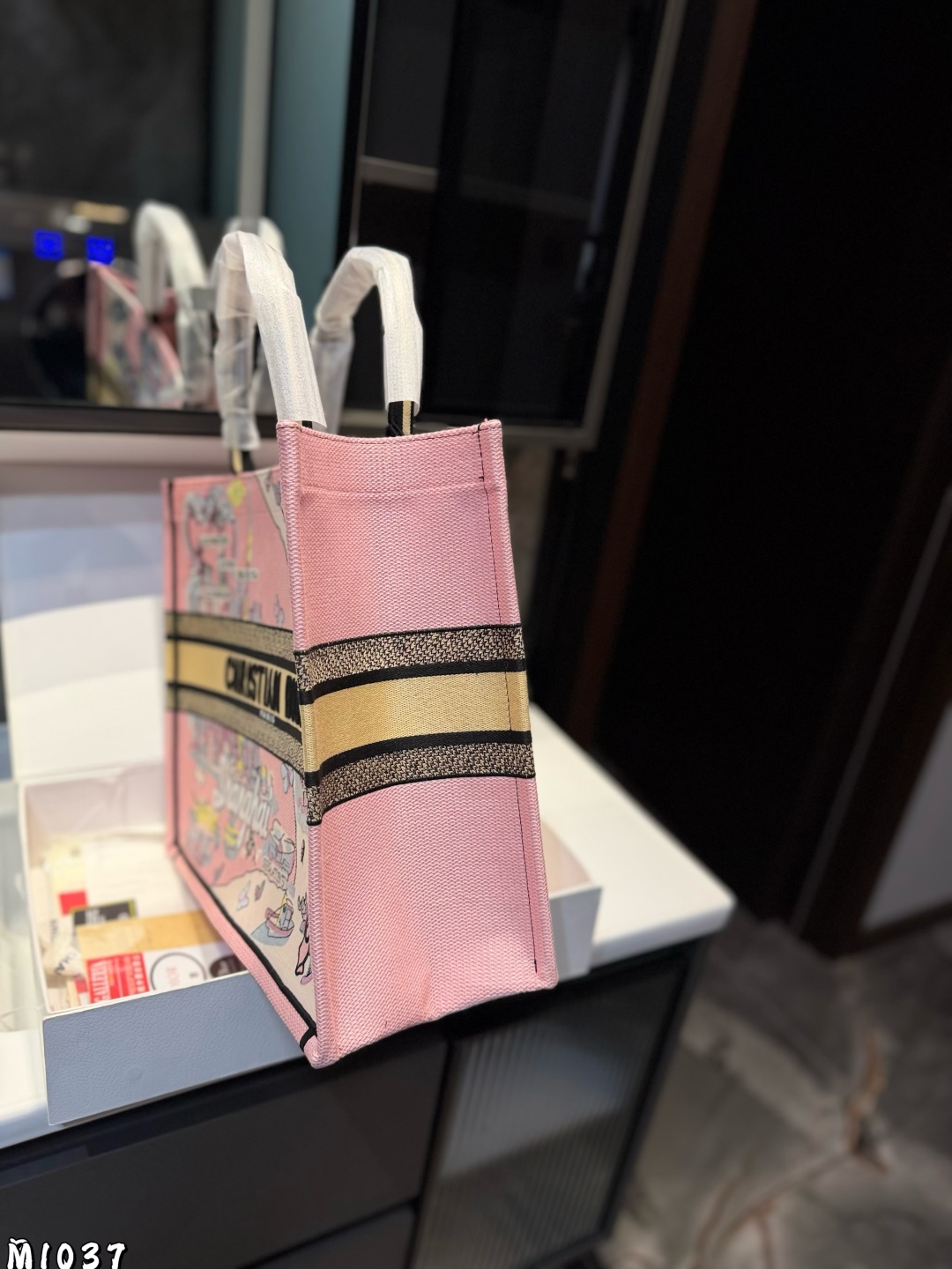 ❤️p225p215（礼盒包装）❤️
Dior 提花 托特包 Dior book tote今年最喜欢的一款购物袋 tote我用的次数最多的包，因为容量超级大，不管什么东西都向里面放，当然凹造型也是必须有的，这款Dior老花是我最喜欢的颜色，柜台出了很多颜色及花型，最后挑了这个颜色 小号的精致有型尺寸42cm 36cm