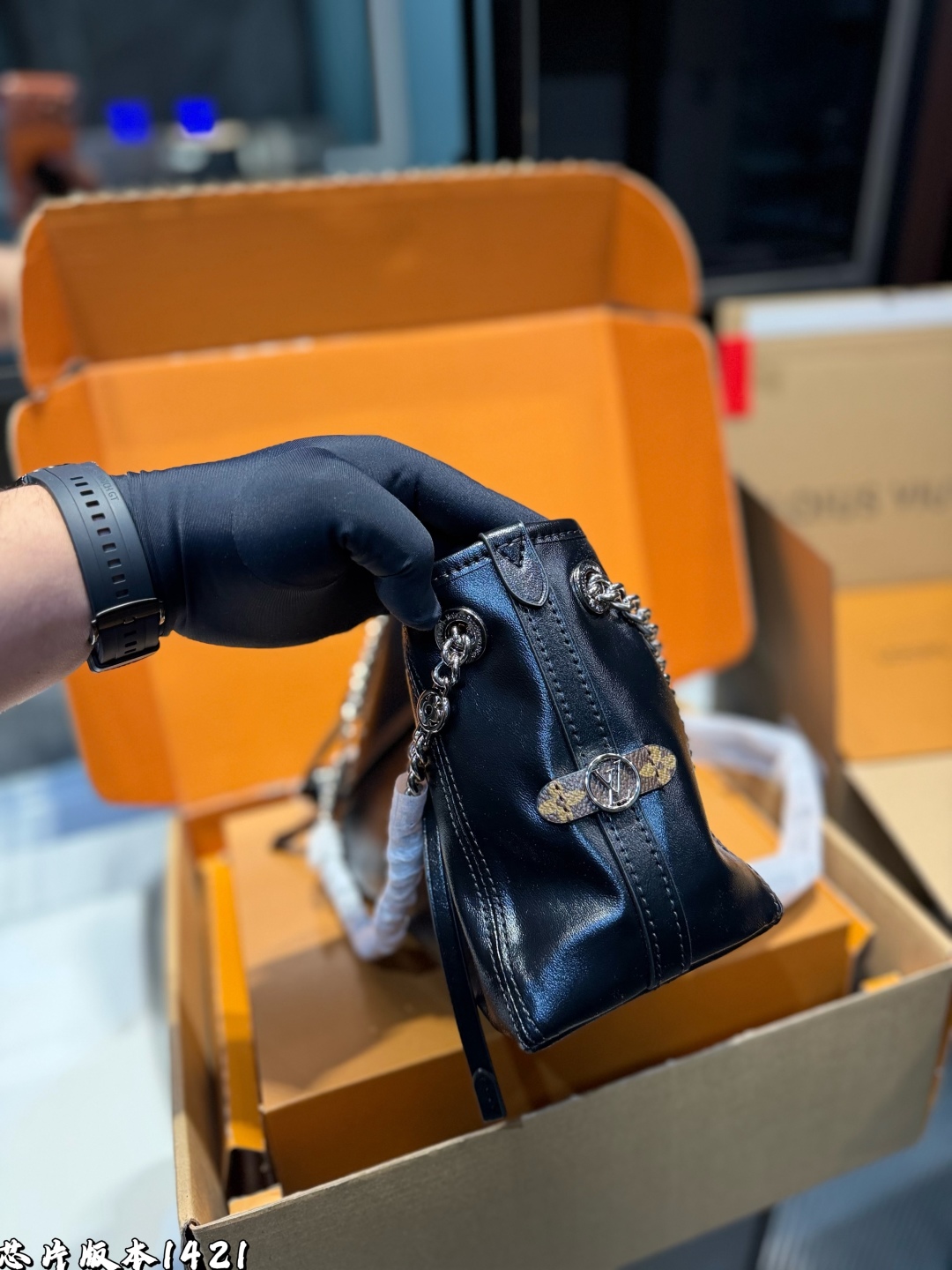 ❤️p195（礼盒包装）❤️
Lv carryall黑武士 这款包真的太有味道了，浓浓的复古风情，vintage 的精髓体现的淋漓尽致，灵感源自档案馆的复古细节，尤其值得称道的莫过于可脱卸式拉链手包，挺括明快的线条与丰富的经典设计细节彰显独特魅力，时尚而实用的都市手袋。明快的内衬色调为 Monogram经典帆布增加了更多活泼生动之感。并且较大的内容量非常时候带娃出行的妈咪党们，时尚又不失优雅。 尺寸：25*11*18cm.