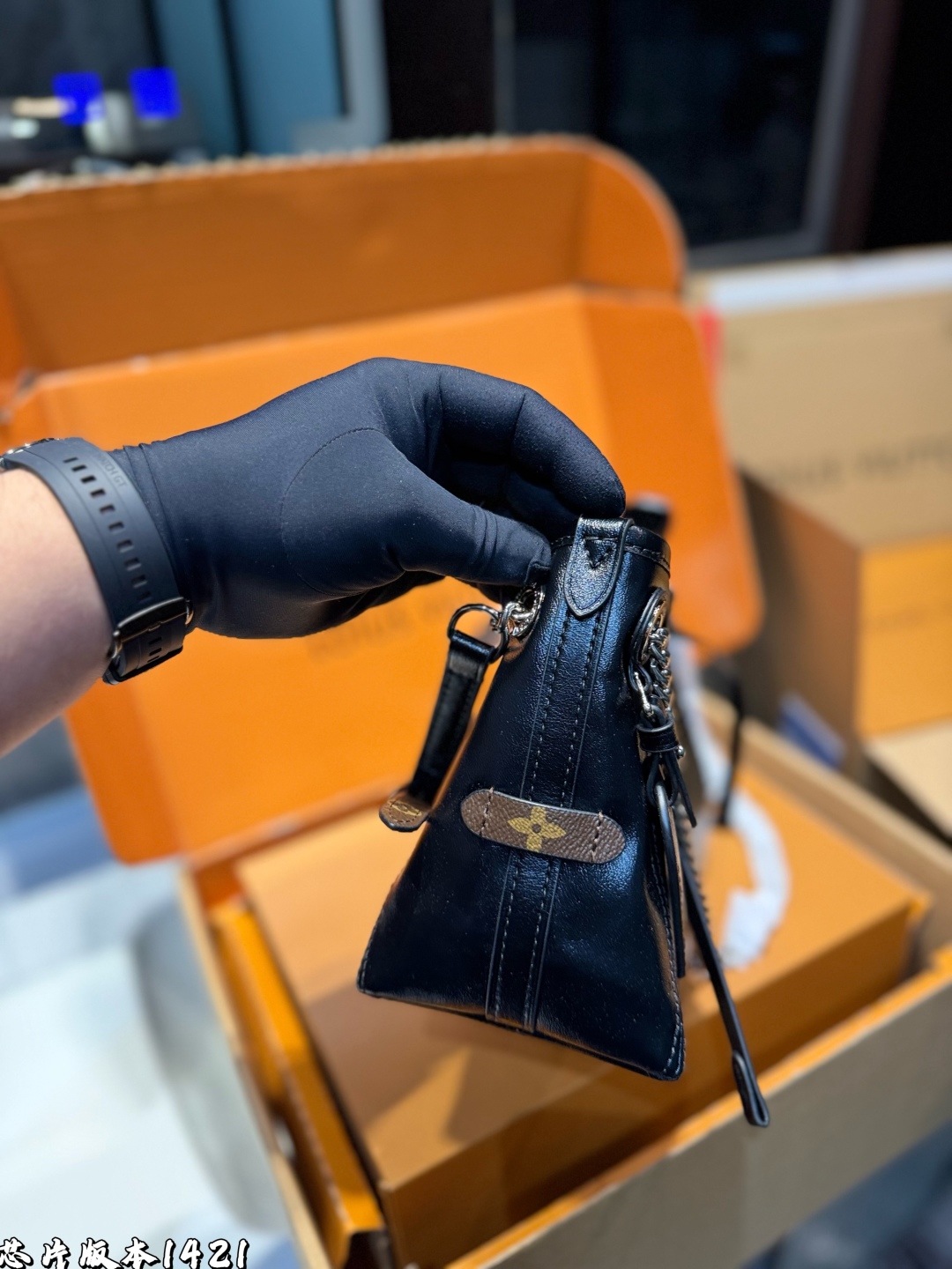 ❤️p195（礼盒包装）❤️
Lv carryall黑武士 这款包真的太有味道了，浓浓的复古风情，vintage 的精髓体现的淋漓尽致，灵感源自档案馆的复古细节，尤其值得称道的莫过于可脱卸式拉链手包，挺括明快的线条与丰富的经典设计细节彰显独特魅力，时尚而实用的都市手袋。明快的内衬色调为 Monogram经典帆布增加了更多活泼生动之感。并且较大的内容量非常时候带娃出行的妈咪党们，时尚又不失优雅。 尺寸：25*11*18cm.