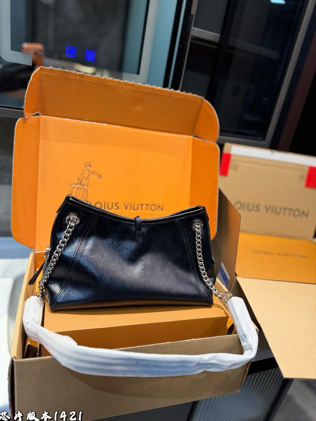 ❤️p195（礼盒包装）❤️
Lv carryall黑武士 这款包真的太有味道了，浓浓的复古风情，vintage 的精髓体现的淋漓尽致，灵感源自档案馆的复古细节，尤其值得称道的莫过于可脱卸式拉链手包，挺括明快的线条与丰富的经典设计细节彰显独特魅力，时尚而实用的都市手袋。明快的内衬色调为 Monogram经典帆布增加了更多活泼生动之感。并且较大的内容量非常时候带娃出行的妈咪党们，时尚又不失优雅。 尺寸：25*11*18cm.