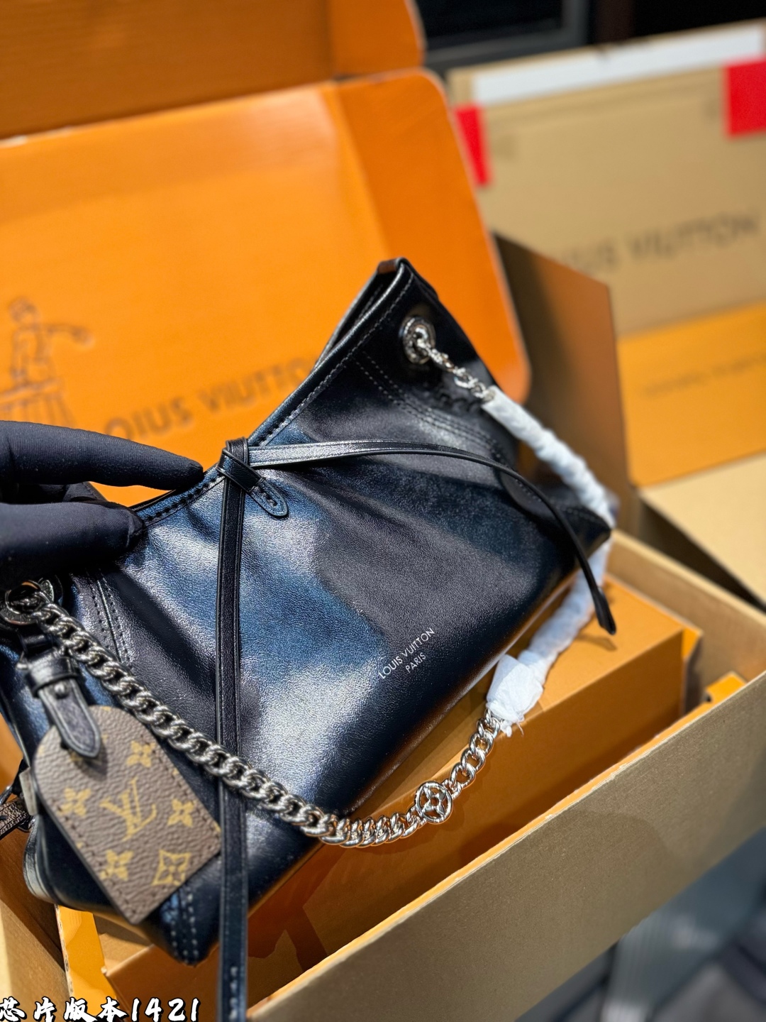 ❤️p195（礼盒包装）❤️
Lv carryall黑武士 这款包真的太有味道了，浓浓的复古风情，vintage 的精髓体现的淋漓尽致，灵感源自档案馆的复古细节，尤其值得称道的莫过于可脱卸式拉链手包，挺括明快的线条与丰富的经典设计细节彰显独特魅力，时尚而实用的都市手袋。明快的内衬色调为 Monogram经典帆布增加了更多活泼生动之感。并且较大的内容量非常时候带娃出行的妈咪党们，时尚又不失优雅。 尺寸：25*11*18cm.