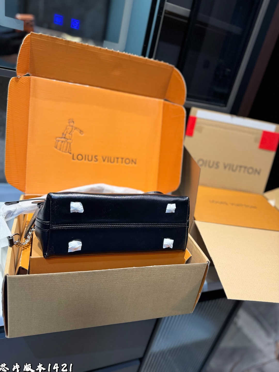 ❤️p195（礼盒包装）❤️
Lv carryall黑武士 这款包真的太有味道了，浓浓的复古风情，vintage 的精髓体现的淋漓尽致，灵感源自档案馆的复古细节，尤其值得称道的莫过于可脱卸式拉链手包，挺括明快的线条与丰富的经典设计细节彰显独特魅力，时尚而实用的都市手袋。明快的内衬色调为 Monogram经典帆布增加了更多活泼生动之感。并且较大的内容量非常时候带娃出行的妈咪党们，时尚又不失优雅。 尺寸：25*11*18cm.