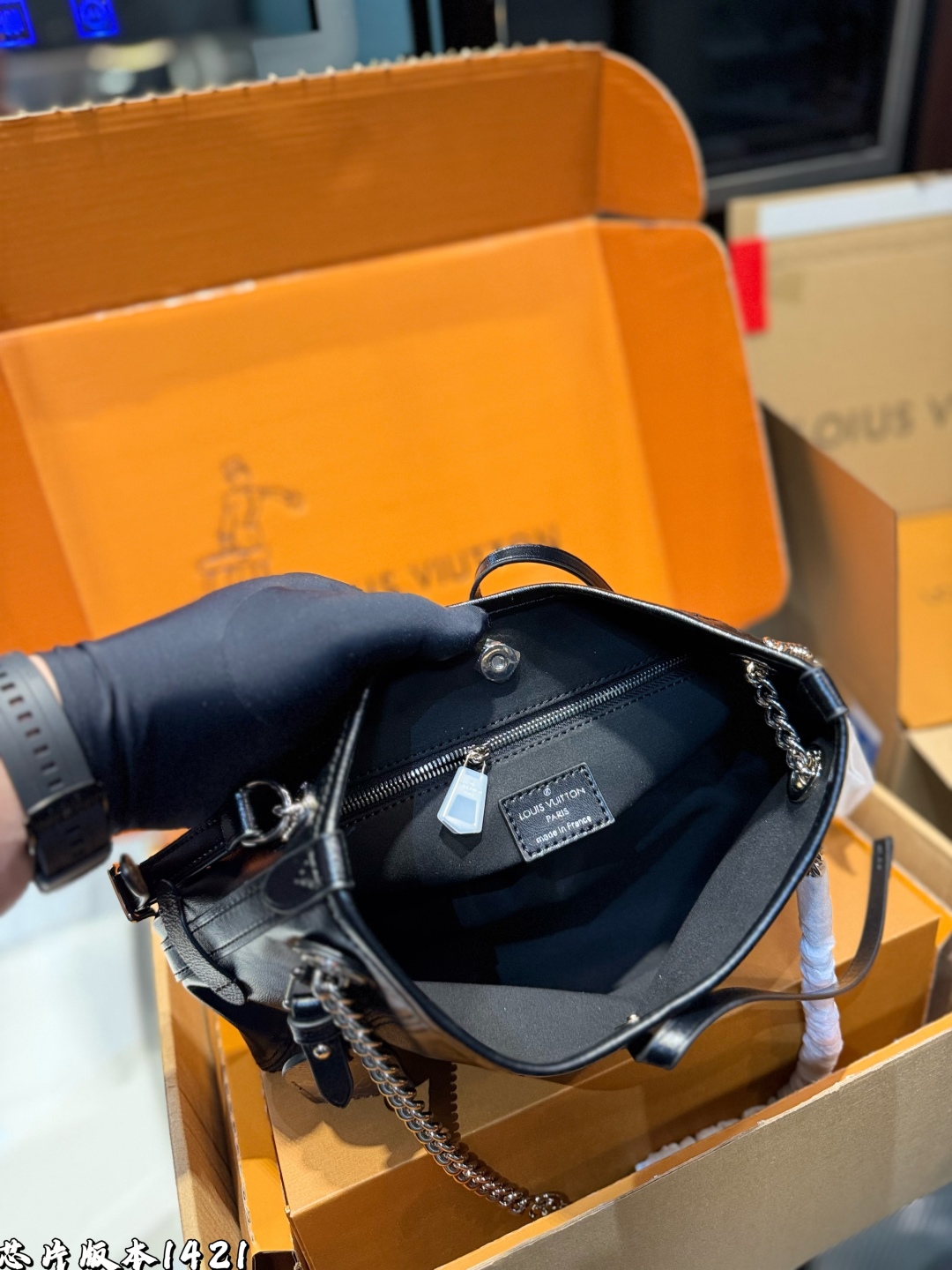 ❤️p195（礼盒包装）❤️
Lv carryall黑武士 这款包真的太有味道了，浓浓的复古风情，vintage 的精髓体现的淋漓尽致，灵感源自档案馆的复古细节，尤其值得称道的莫过于可脱卸式拉链手包，挺括明快的线条与丰富的经典设计细节彰显独特魅力，时尚而实用的都市手袋。明快的内衬色调为 Monogram经典帆布增加了更多活泼生动之感。并且较大的内容量非常时候带娃出行的妈咪党们，时尚又不失优雅。 尺寸：25*11*18cm.
