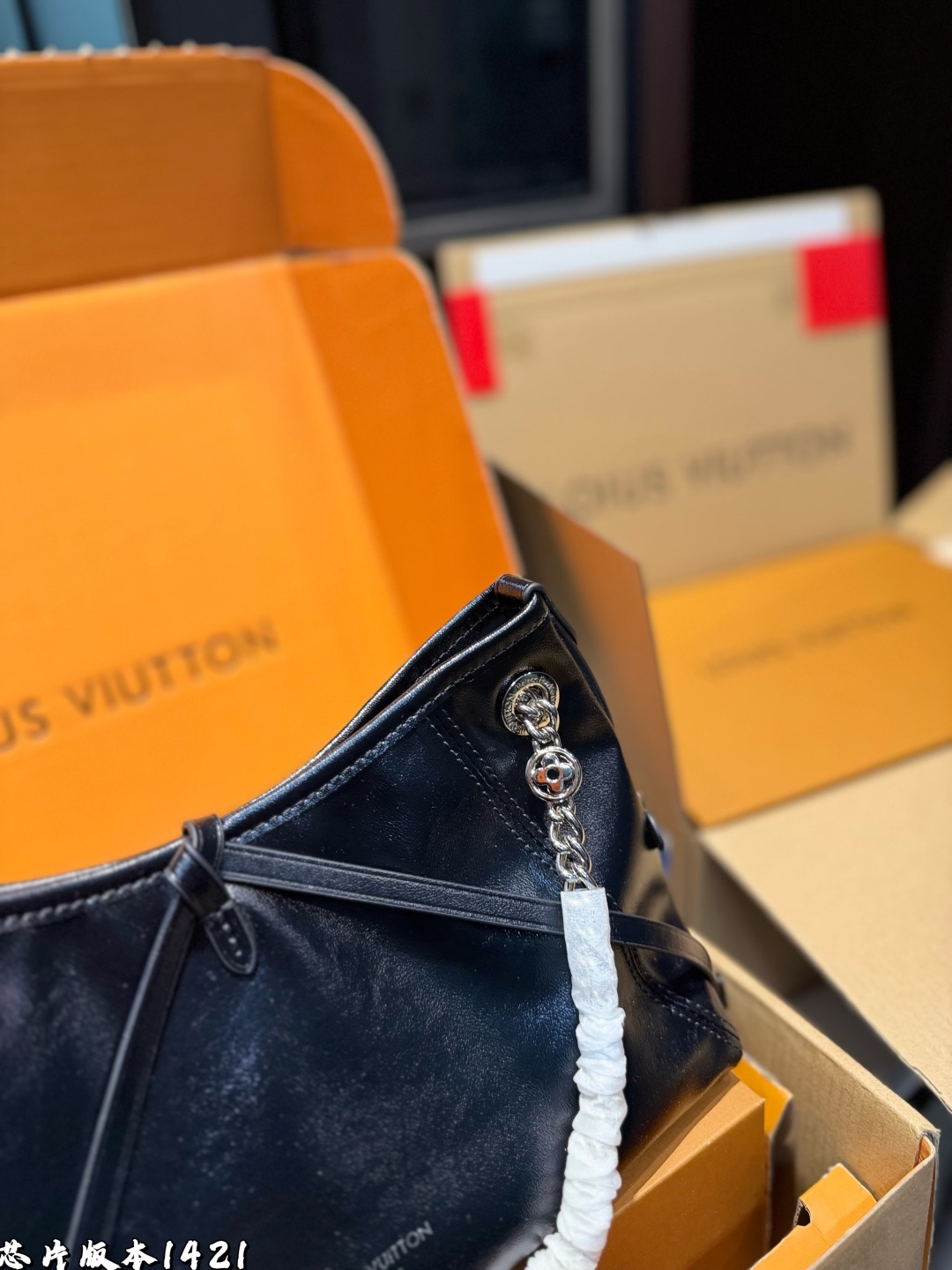 ❤️p195（礼盒包装）❤️
Lv carryall黑武士 这款包真的太有味道了，浓浓的复古风情，vintage 的精髓体现的淋漓尽致，灵感源自档案馆的复古细节，尤其值得称道的莫过于可脱卸式拉链手包，挺括明快的线条与丰富的经典设计细节彰显独特魅力，时尚而实用的都市手袋。明快的内衬色调为 Monogram经典帆布增加了更多活泼生动之感。并且较大的内容量非常时候带娃出行的妈咪党们，时尚又不失优雅。 尺寸：25*11*18cm.