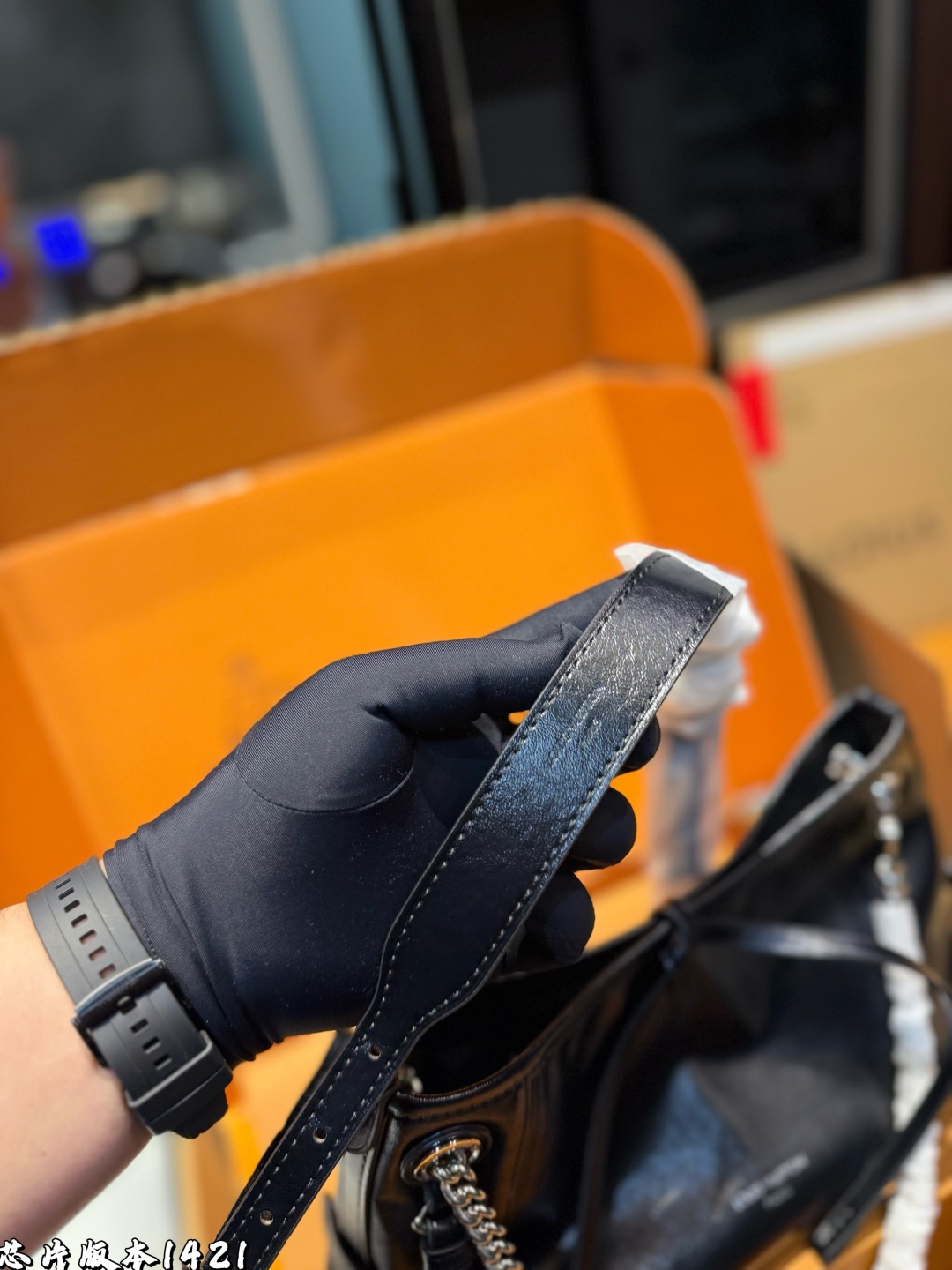 ❤️p195（礼盒包装）❤️
Lv carryall黑武士 这款包真的太有味道了，浓浓的复古风情，vintage 的精髓体现的淋漓尽致，灵感源自档案馆的复古细节，尤其值得称道的莫过于可脱卸式拉链手包，挺括明快的线条与丰富的经典设计细节彰显独特魅力，时尚而实用的都市手袋。明快的内衬色调为 Monogram经典帆布增加了更多活泼生动之感。并且较大的内容量非常时候带娃出行的妈咪党们，时尚又不失优雅。 尺寸：25*11*18cm.