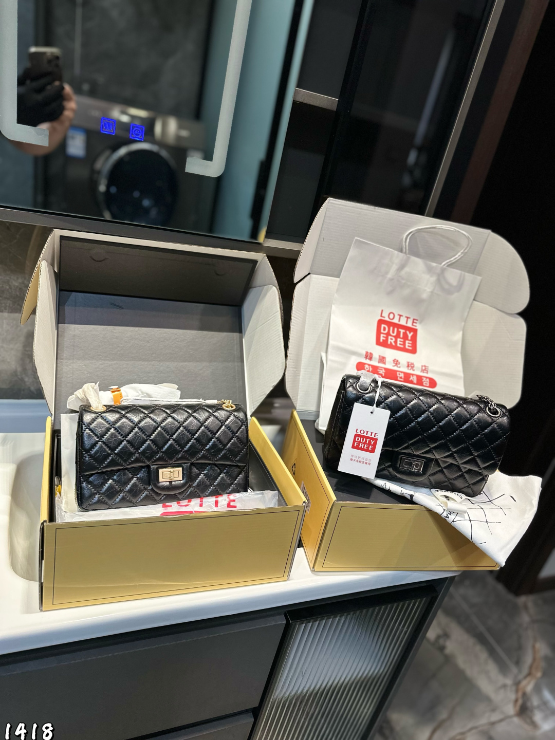 ❤️💰440（折叠飞机礼盒）❤️ CHANEL 香奈儿｜2.55 油蜡皮链条包 2.55cfboy和新晋的流浪包 如果硬要选的话建议在前两款里选无论你现在感觉如何但是一定是日后不会后悔的选择再直白一点冲着涨价的势头也永远不会烂在手里 而且经典款的好处就是无论过多久也不会被人觉得是哎呀这是旧款因为无论编码几几开无论怎么变它都长这样 23cm