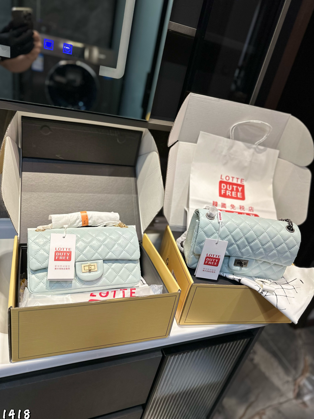 ❤️💰440（折叠飞机礼盒）❤️ CHANEL 香奈儿｜2.55 油蜡皮链条包 2.55cfboy和新晋的流浪包 如果硬要选的话建议在前两款里选无论你现在感觉如何但是一定是日后不会后悔的选择再直白一点冲着涨价的势头也永远不会烂在手里 而且经典款的好处就是无论过多久也不会被人觉得是哎呀这是旧款因为无论编码几几开无论怎么变它都长这样 23cm