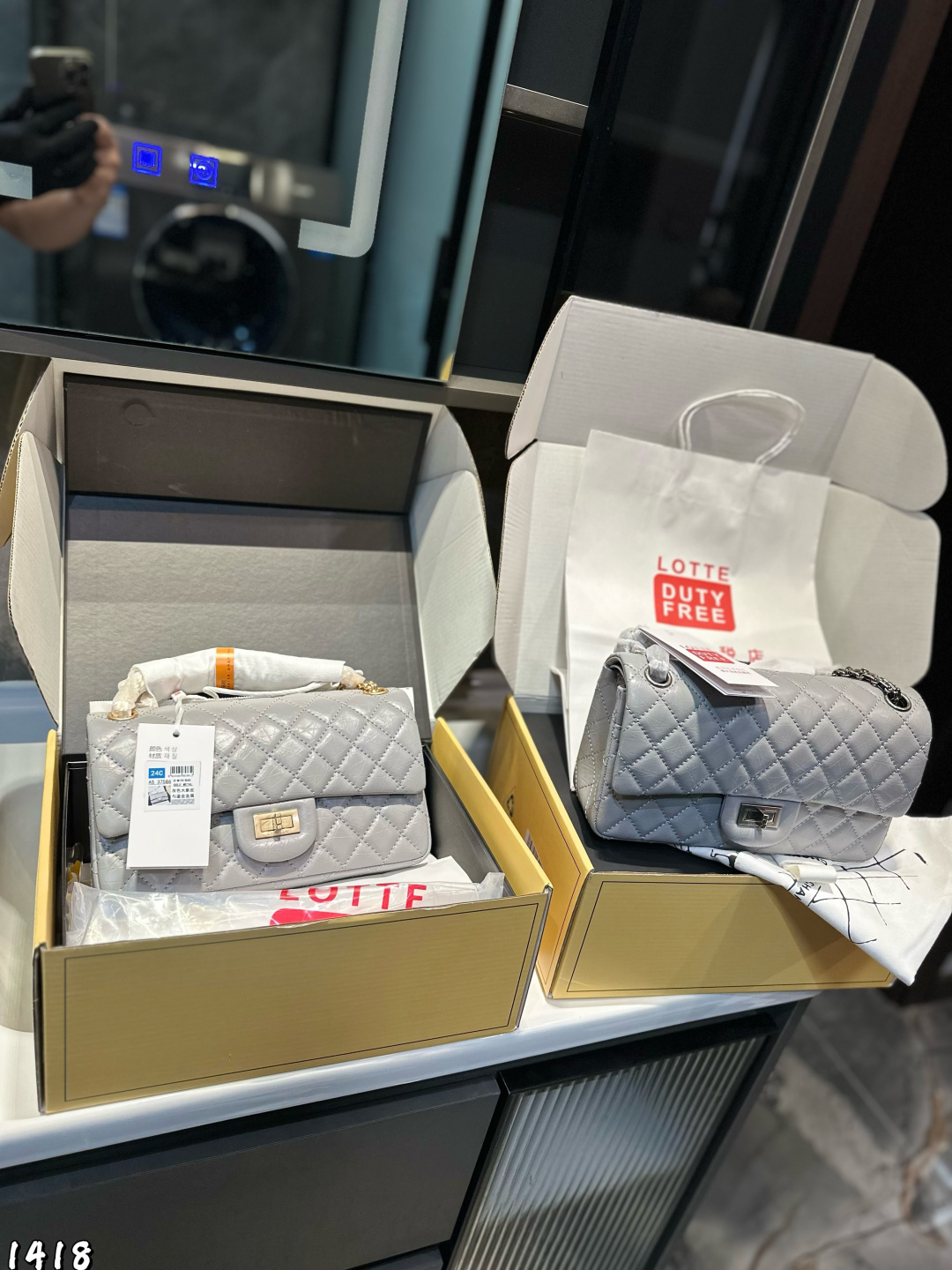 ❤️💰440（折叠飞机礼盒）❤️ CHANEL 香奈儿｜2.55 油蜡皮链条包 2.55cfboy和新晋的流浪包 如果硬要选的话建议在前两款里选无论你现在感觉如何但是一定是日后不会后悔的选择再直白一点冲着涨价的势头也永远不会烂在手里 而且经典款的好处就是无论过多久也不会被人觉得是哎呀这是旧款因为无论编码几几开无论怎么变它都长这样 23cm