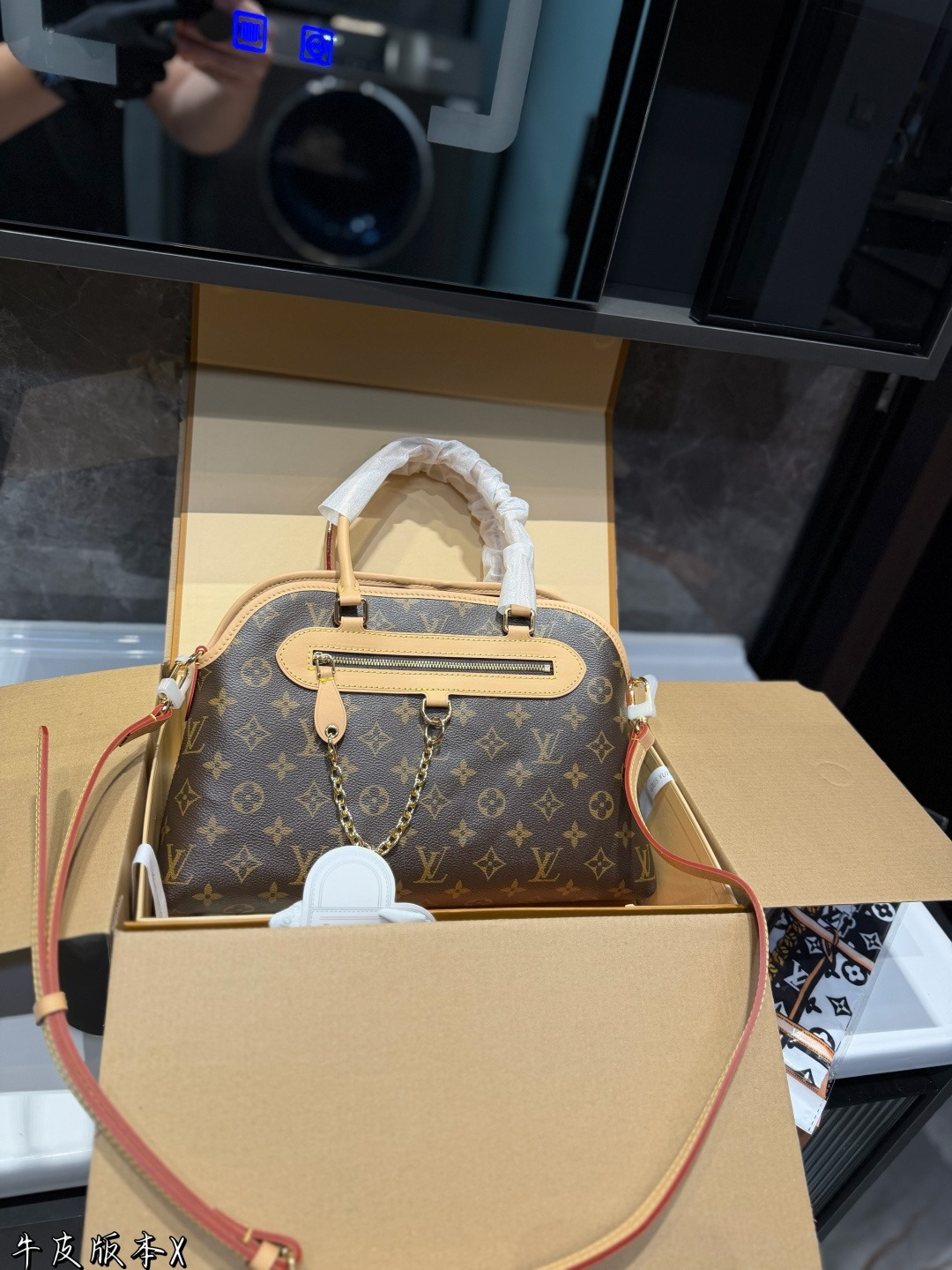 ❤️复刻版 牛皮💰430❤️ LV Ever More 💰M贝売包2LV Ever More 💰M贝壳包，经典Monogram老花帆布＋牛皮饰边，金色链条点缀，复古优雅感拉满。灵感来自Alma手袋，线条流畅 容量，通勤约会都OK！自带可拆卸内胆包，收纳灵活，还能单独用。翻盖搭扣+前袋+笔记本隔层，实用又美观，手提肩背都百搭，轻松提升穿搭质感尺寸约：35 23cm