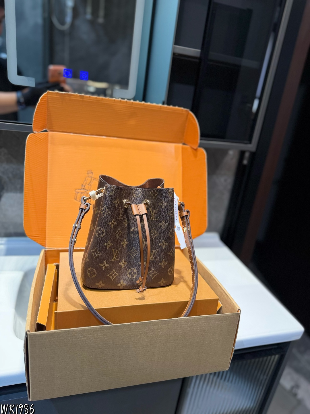 ❤️ (礼盒包装)❤️ | Lv Neonoe香槟桶 LV NEONOE水桶系列 LV/路易威登20新款NEONOE抽绳水桶包单肩女包Louis Vuitton &M44022 香槟包诞生于1932年的香槟酒袋 彩色超细纤维粘合内衬,金色金属饰件,束绳闭合,配有摁扣的可调节长包带,拉链内袋.尺寸21cm