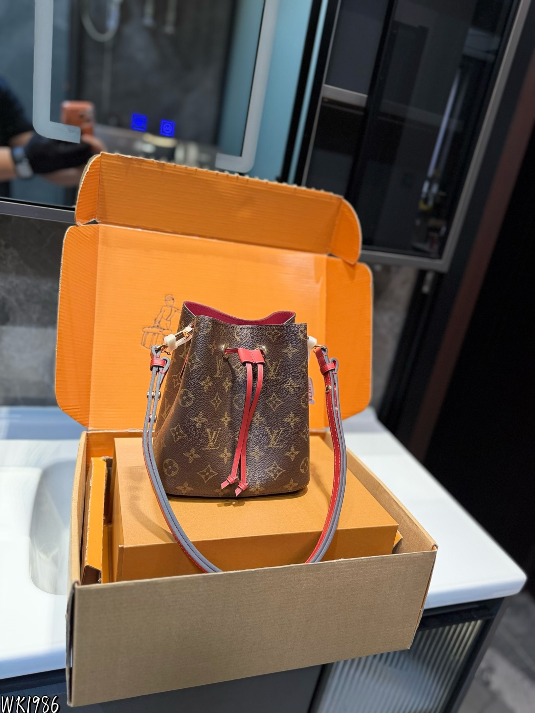 ❤️ (礼盒包装)❤️ | Lv Neonoe香槟桶 LV NEONOE水桶系列 LV/路易威登20新款NEONOE抽绳水桶包单肩女包Louis Vuitton &M44022 香槟包诞生于1932年的香槟酒袋 彩色超细纤维粘合内衬,金色金属饰件,束绳闭合,配有摁扣的可调节长包带,拉链内袋.尺寸21cm