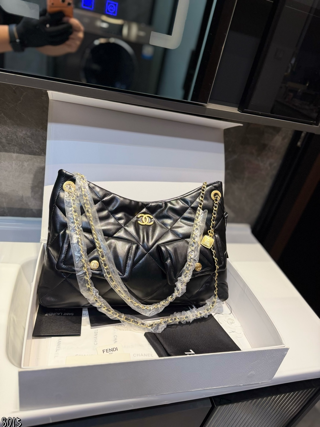 ❤️💰340（折叠礼盒）❤️ 香奈儿25K系列双口袋Hobo包 经典菱格纹，金色双CLogo+链条，复古优雅感拉满。双口袋设计，实用又有辨识度，包型柔软，容量大，通勤休闲都OK！链条上的小金牌超精致，细节满分。手提肩背都很时髦，秋冬搭配超加分 尺寸40*24*8CM