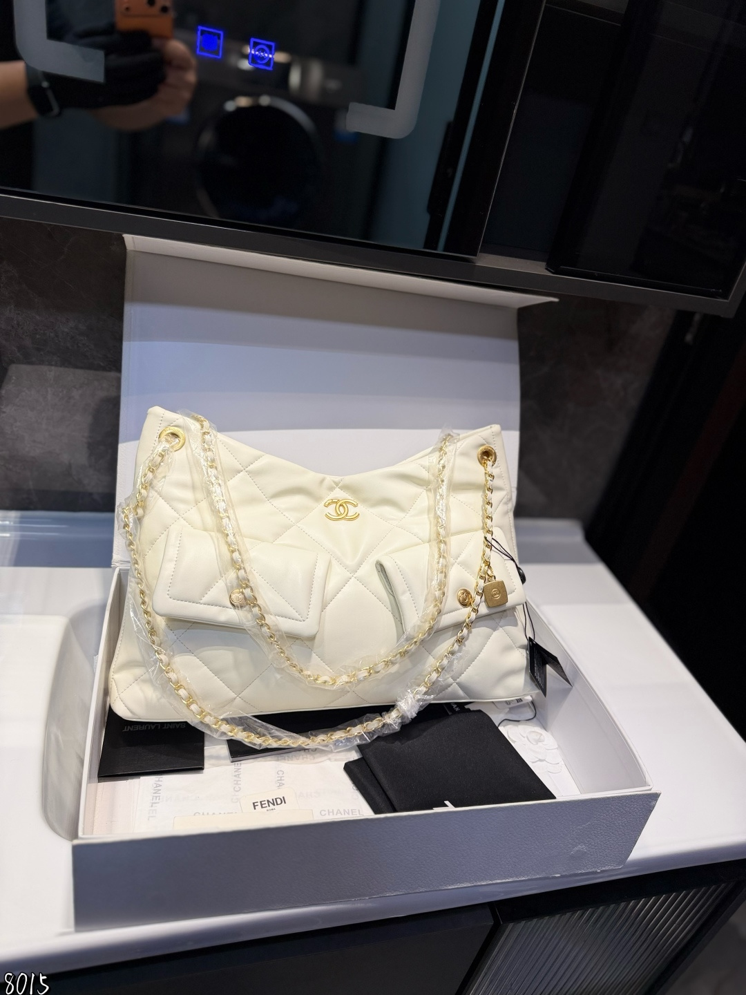 ❤️💰340（折叠礼盒）❤️ 香奈儿25K系列双口袋Hobo包 经典菱格纹，金色双CLogo+链条，复古优雅感拉满。双口袋设计，实用又有辨识度，包型柔软，容量大，通勤休闲都OK！链条上的小金牌超精致，细节满分。手提肩背都很时髦，秋冬搭配超加分 尺寸40*24*8CM