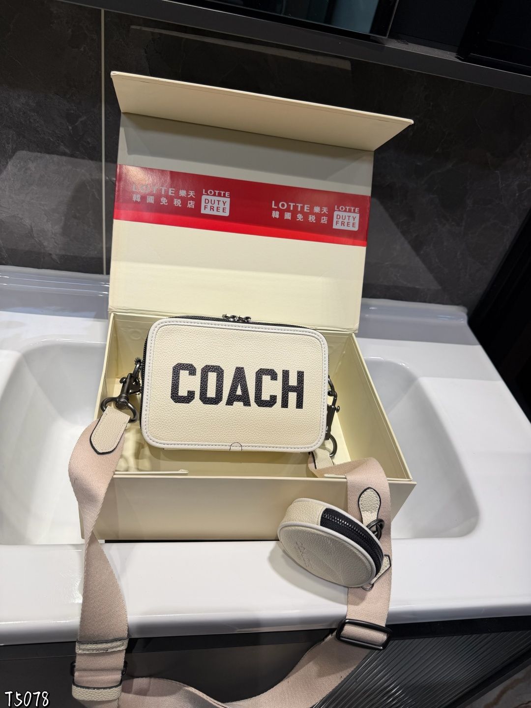 ❤️💰330（礼盒包装）❤️
COACH 蔻驰 相机包 经典黑色老花帆布＋白色LogO，辨识度超高！加粗Eurostile宇体，未来感满满。包体轻便耐用，日常通勤、休闲出行都很适合。内部空问合理，手机、钱包、钥匙轻松收纳，肩带可调节，斜挎or手提都OK！ 美式风格＋实用性，时尚又百搭，潮人必备⚠️尺寸19*14