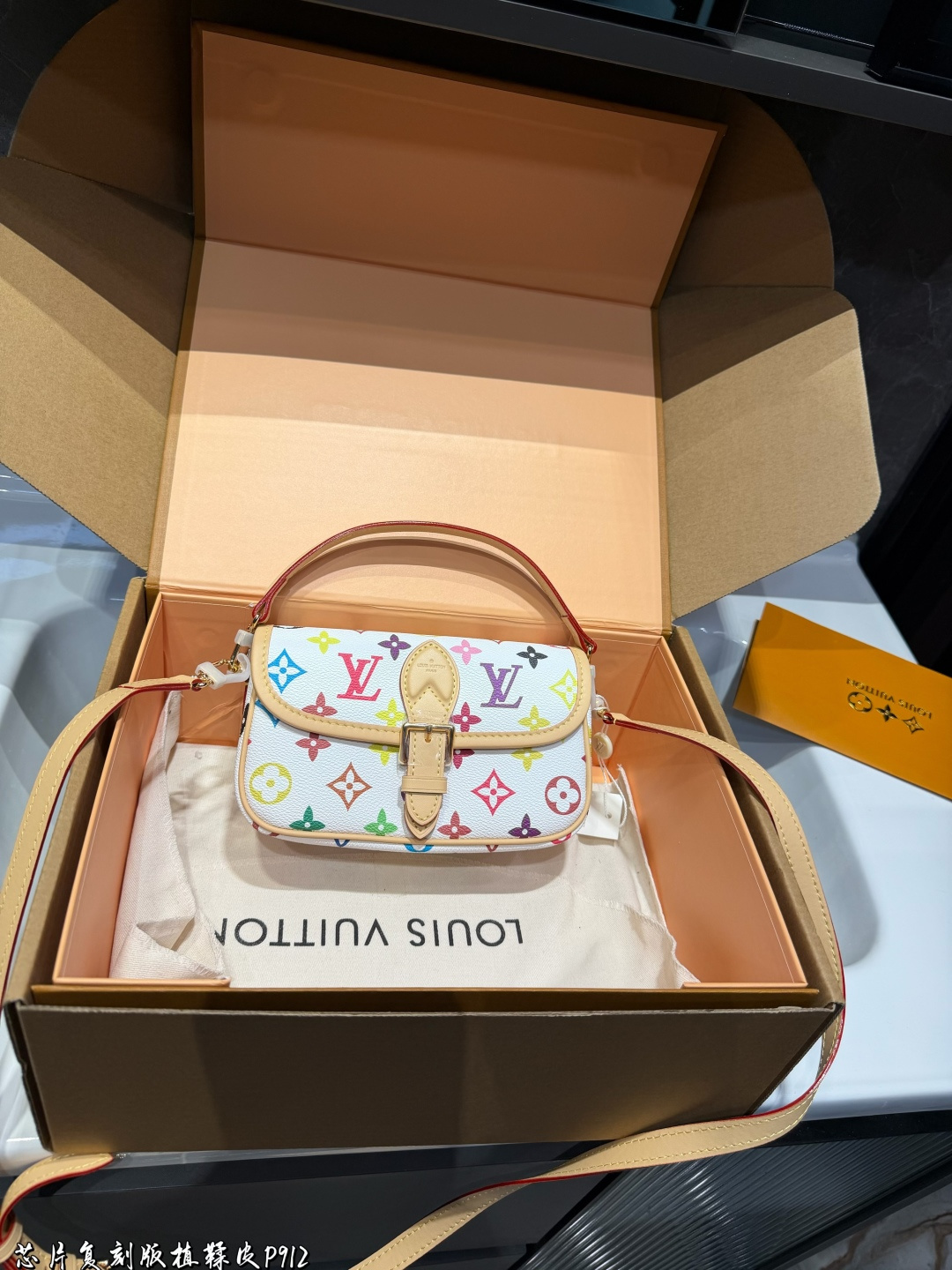 ️P233 Folding Airplane Gift Box ️ | L's Diane White Tricolor Baguette Handbag | Customized Presbyopic Fabric With Dark Tree Paste Leather | Equipped With Two Shoulder Straps | Today's Happiness Is Given By The Baguette | Search Lv Baguette Size: 19 6 11cm