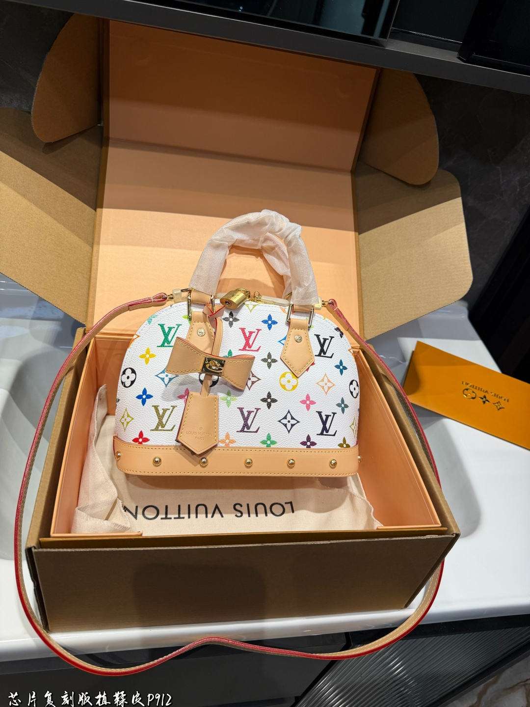 ❤️ (折叠飞机礼盒)❤️ LV路易威登 贝壳包 新品系列最新Teddy 系列🐒贝壳包 手感超级好 搭配起来超级美腻 超级推荐 走秀款同步上身效果好 超级洋气 奢华高贵的象征 走秀款 人手一只尺寸:24*11*17cm