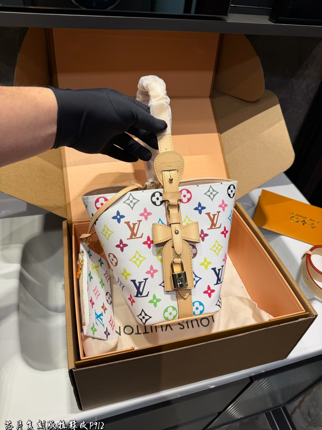 ❤️💰385(折叠飞机礼盒)❤️
LV all inbb 水桶包
氛围感满满的一款
任何搭配都能够轻松驾驭
低调有质感 容量也很可尺寸:17*12*18cm