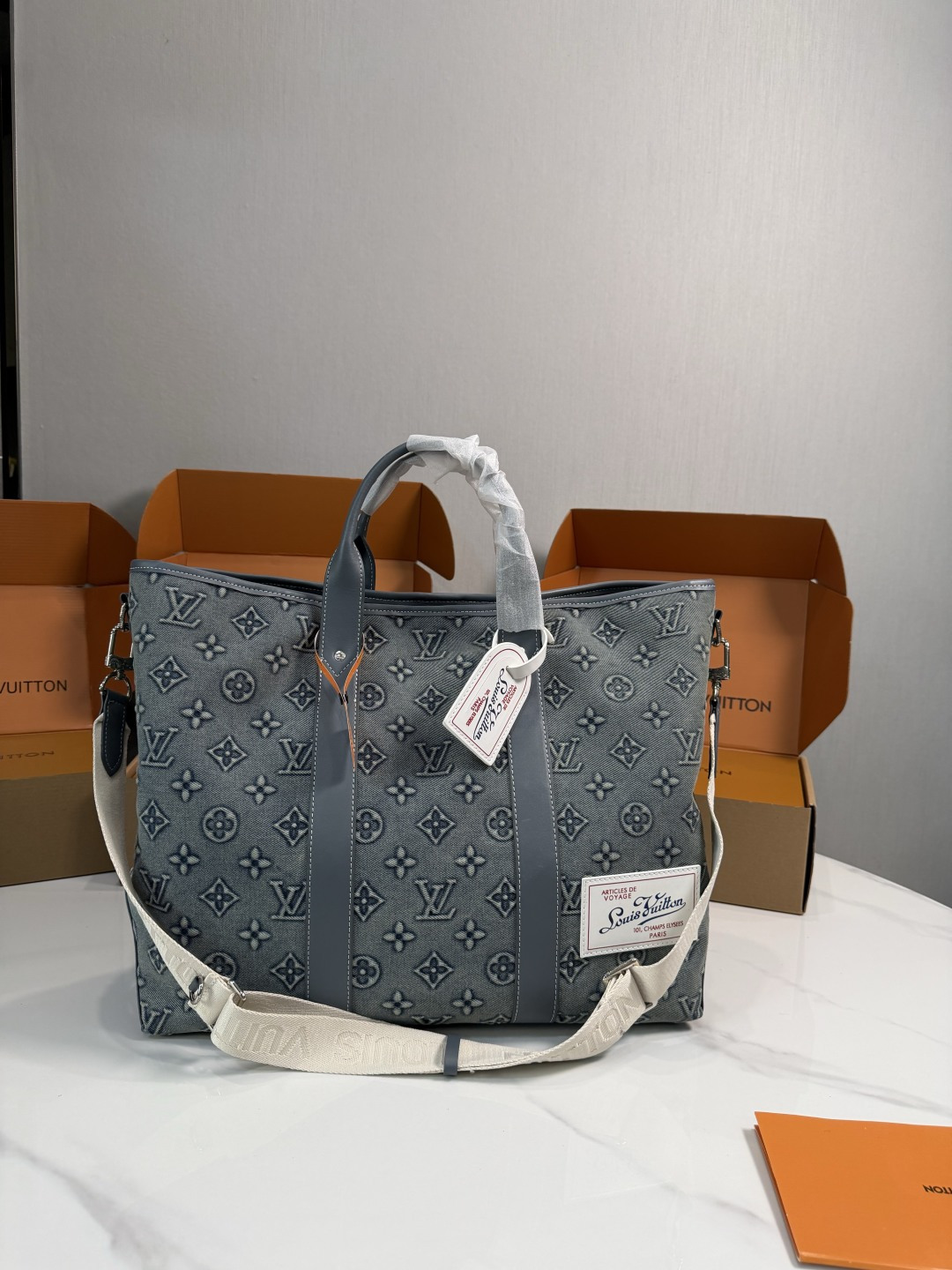 ️P338️ | M22537 Denim Week-end Tote Handbag Week-end Tote Fix/monogram Washed Denim Canvas, The Denim Is Washed, Hand-painted And Slightly Faded, And Then The Monogram Pattern Is Embossed. Generous Capacity Combined With Flat Handles And Adjustable Shoulder Straps. Size: 50.35cm
