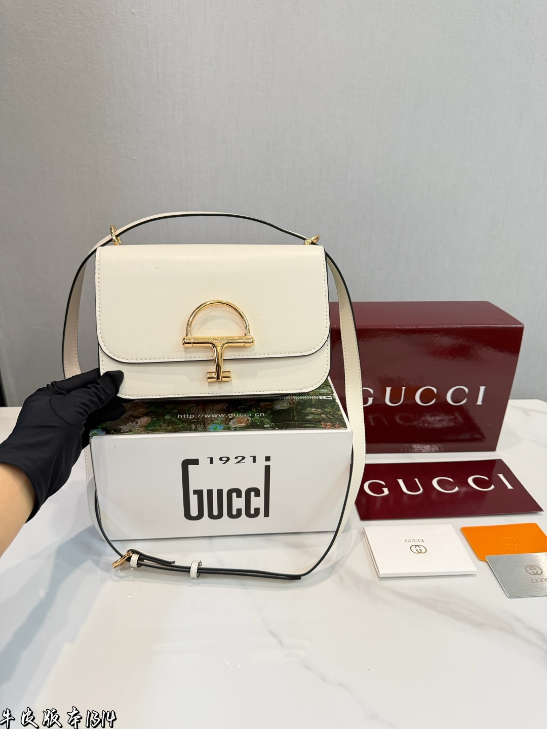 ️Cow Leather Version P285️ | Gucci Siena Horsebit Shoulder Bag Gucci Siena Horsebit Shoulder Bag, Black Cowhide And Gold Horsebit, Full Of Retro Elegance. The Bag Has A Simple Body And A Moderate Size, Making It Easy To Carry For Both Commuting And Leisure. The Shoulder Strap Is Adjustable And Can Be Worn On One Shoulder Or Cross-body At Will. The Internal Space Is Reasonable And Mobile Phone Keys Can Be Easily Stored And Turned Over. The Horsebit Is Inspired By Equestrian Culture, Symbolizing Luxury And Classics. It Is An Iconic Element Of Gucci. It Is Very Suitable For The Workplace Or Daily Wear, And It Has A Perfect Temperament. Size 22.5 15cm