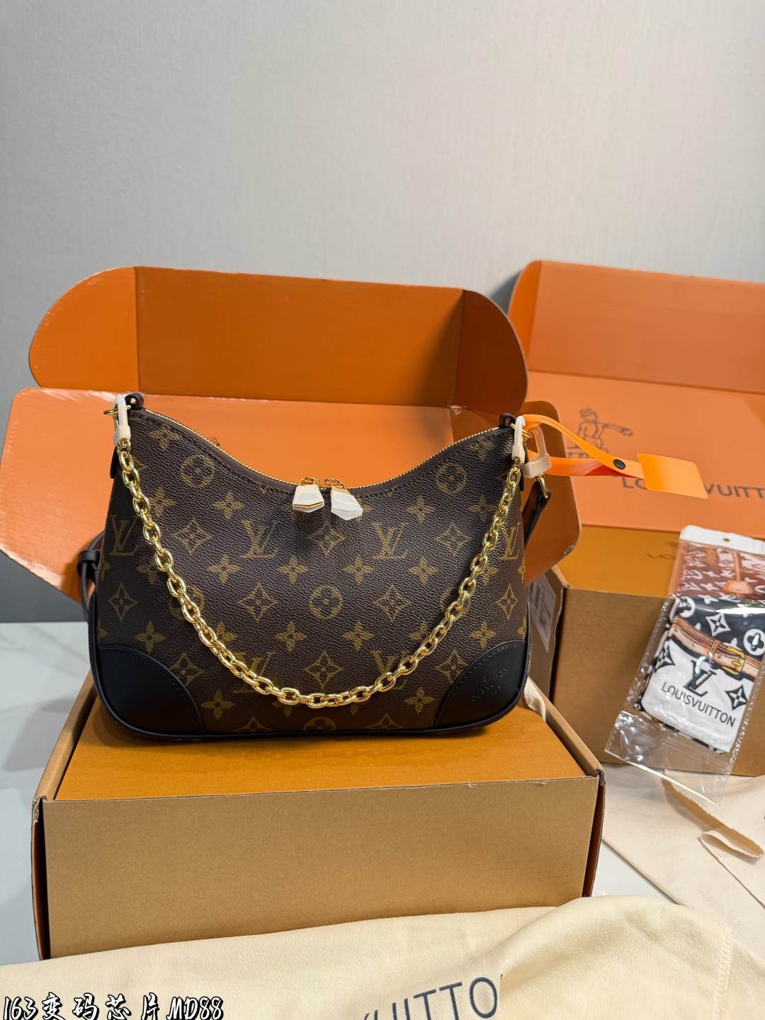 ️P420 Folding Airplane Gift Box ️ | Lv Croissant Bag, Shoulder Crossbody, Second-hand Vintage Bag V Presbyopia Murakami Takashi Limited Edition Vivian Women's Bag Lv Presbyopia Limited Edition Super Beautiful Many Internet Celebrities And Trendy People Are Carrying This Bag On One Shoulder And Across The Body. It Looks Simple And Looks Very Classy When Paired With It Really Fascinated By The Appearance. Size: 26 9 15cm