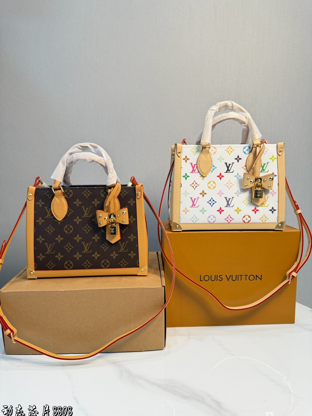 ️P315 Folding Airplane Gift Box ️ | Lv Murakami Takashi White Tricolor Onthego Handbag ©Lv And Murakami Takashi Co-branded The Onthego Handbag, Which Is Made Of Colorful Monogram Canvas On A White Background, With Natural Cowhide Trim And Gold Metal Parts. It Is Dynamic And Elegant. Equipped With A Detachable Shoulder Strap And Handle, It Can Be Carried By Hand, Shoulder Or Cross-body There Is A Zipper Pocket Inside, Which Is Very Convenient For Storage. Murakami's Artistic Style + Lv Classic Elements, Full Collection Value, Suitable For Commuting Or Traveling, Practical And Fashionable, Size 25 20cm
