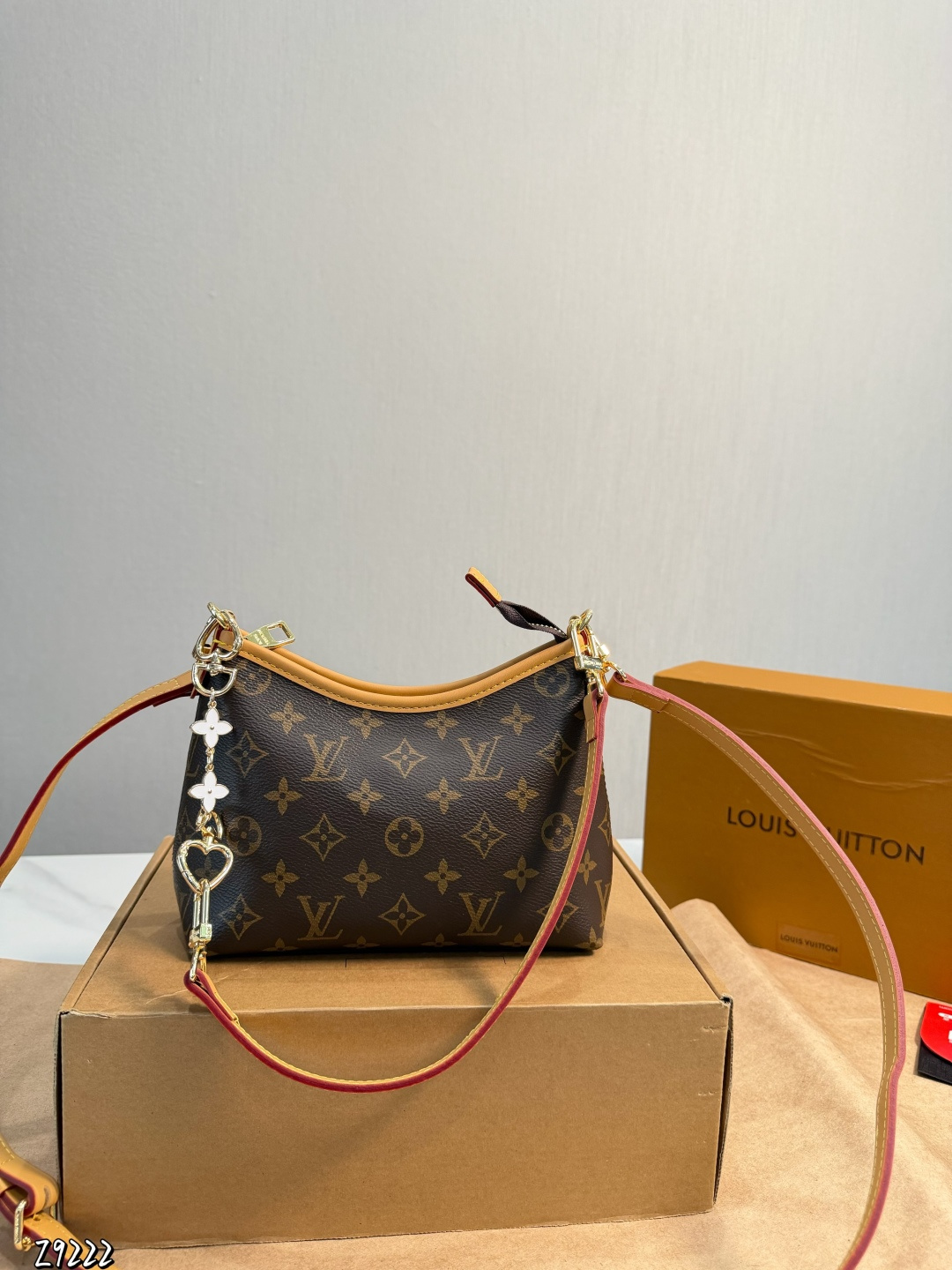 ️P225️ | Lv Armpit Bag This Year's Armpit Bag Is Very Popular. Not Only Does It Have A Cute Appearance, It Is Also Very Pleasing To The Eye. It Is Also Versatile And Easy To Carry All Year Round. It Makes You Look Fashionable In Seconds. Size 20x14