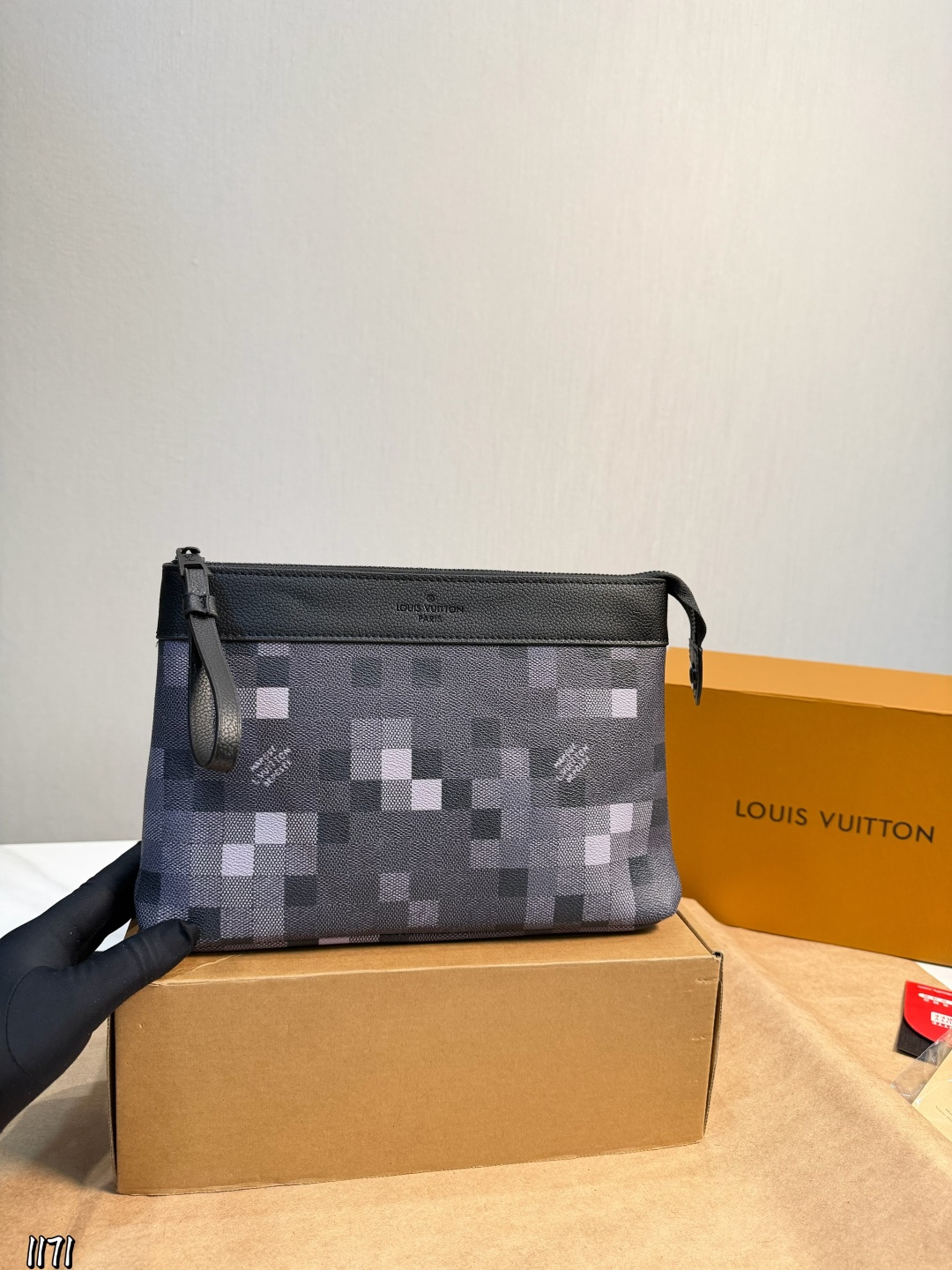 ️P173 Folding Gift Box ️ | New Catwalk Lv Toiletry Bag, A Must-have Item That Every Man Should Have You Can Store Your Cell Phone, Cigarette Lighters, And Banknotes All In One Package, Small In Size And Large In Capacity Great For Gift Giving And Personal Use Size: 29 19cm