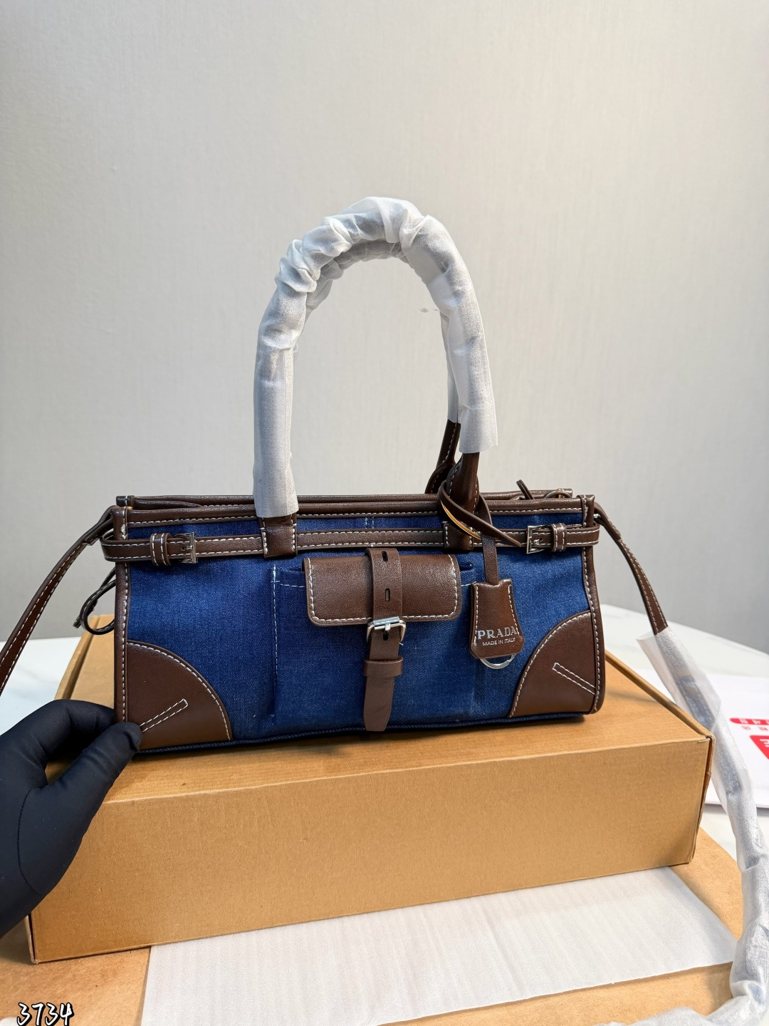 ️P240️ | Prada Denim Bonnie Handbag Prada Denim Bonnie Handbag, Denim Denim Spliced ​​With Brown Soft Leather, Retro Yet Modern. Iconic Topstitching + Belt Buckle Details, Perfect Texture The Rectangular Outline Is Suitable For Carrying In The Hand, Under The Arm, Or Across The Body, And Can Be Easily Carried When Commuting Or Going Out On The Street. It Has A Large Capacity And Can Hold An Ipad And Cosmetics. It Is Practical And Fashionable. The Collision Of Denim And Leather Is Both Retro And Modern. It Is A Representative Of Prada’s Classic Design Size 32 15cm