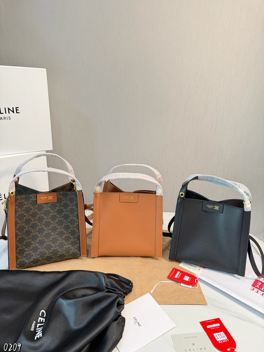 ️Cow Leather Version P248️ | Celine Cubo Presbyopic Handbag Celine Cubo Small Handbag, Classic Presbyopic Print + Brown Leather Trim, Retro And Fashionable, Light And Durable, Perfect For Daily Commuting And Leisure. Snap Button Opening And Closing, Full Of Security, Shoulder Straps Are Detachable And Adjustable, You Can Switch Between Hand-held, Shoulder, And Cross-body Wear The Internal Space Is Reasonable, You Can Fit A Water Bottle And Umbrella, Practical And Versatile, It Is A Popular Model Of Celine, A Must-have For Fashionistas Size 23 20cm