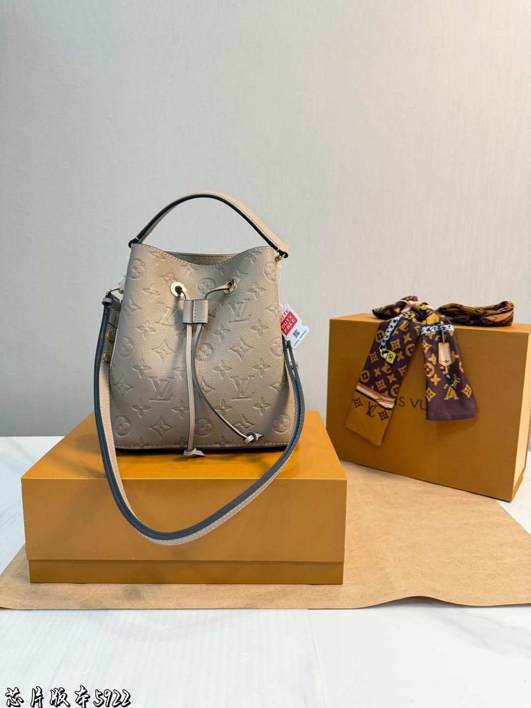 ️P323 Folding Airplane Gift Box ️ | Lv Bucket Bag New Model In Elephant Gray Is Gentle And Elegant | Grained Fork Leather Embossed Bucket Bag | Unlike The Old Bag, This Bag Has A Handle | So It Can Be Carried On The Shoulder, Crossbody, Or Handheld | The Whole Body Is Gentle And Soft When Carried On The Back | Heavy Point Large Capacity It’s Really Fried Chicken The Enemy Can Be Installed | Jimei People, Hurry Up And Act | Size 20 20cm