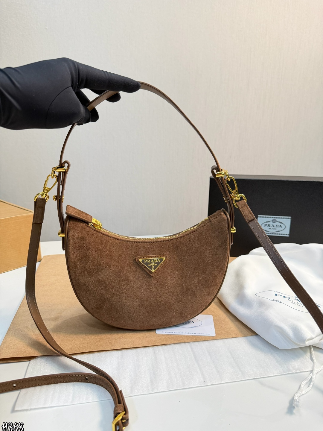 ️P270️ | Prada Araue Suede Crescent Armpit Bag. The Curved Design Is Inspired By The Crescent Moon. The Leather + Enamel Triangle Logo Is Low-key, Elegant And Highly Recognizable. The Double Shoulder Straps Are Ok, It Is Ok To Carry On The Shoulder, The Capacity Is Moderate, And It Can Be Used For Commuting And Leisure. The Crescent Moon Shape Symbolizes Rebirth And Perfection. It Is Practical And Fashionable. It Is A Super Hot Item This Season And Is Carried By Celebrity Bloggers Pair It With Simple Or Retro Outfits To Enhance Your Temperament. Size 23 13cm