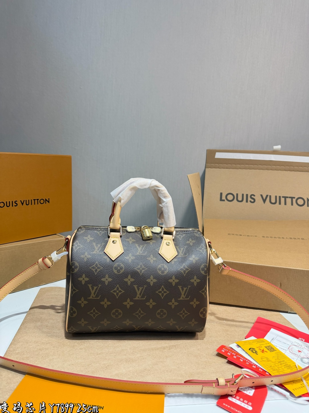 ️P255 Folding Airplane Gift Box ️ | Lv Speedy Pillow Bag Has A Super Eye-catching Logo, Full Of Texture And Temperament, Grand, Casual And Versatile, Which Is Also The Main Reason Why I Bought It. With The Soft And Tender Lambskin Material, In Short, It Is A Bag That Can Handle Various Styles Of Commuting And Leisure. It Is Not A Loss To Buy. Size: 25 15 18cm
