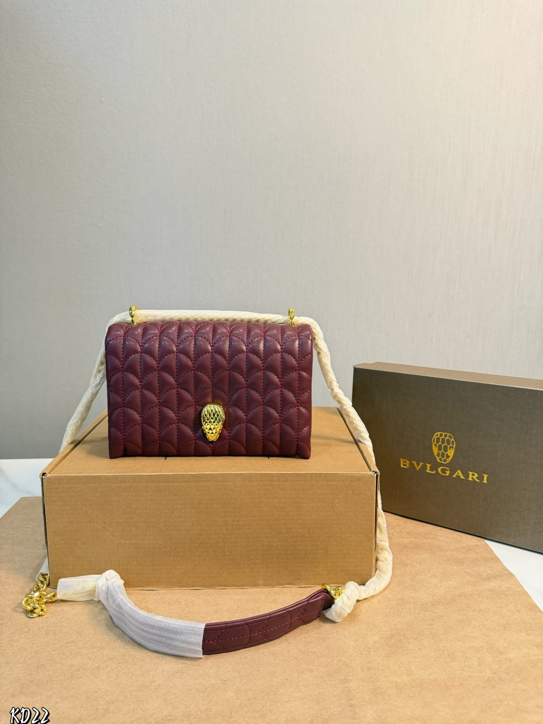 ❤️P150 (empaque de regalo)❤️ Solo Bulgari puede mostrar perfectamente la artesanía de joyería en los bolsos, …