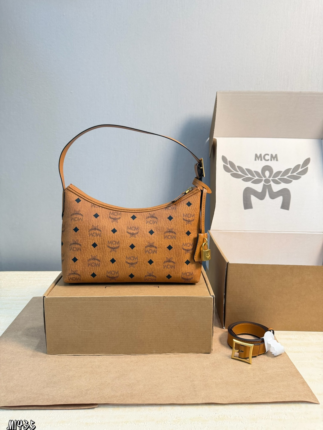 ❤️p155 (embalaje de regalo) ❤️ MCM bolso hobo con cuerno, con cierre metálico y colgante muy delicado. Se puede llevar …
