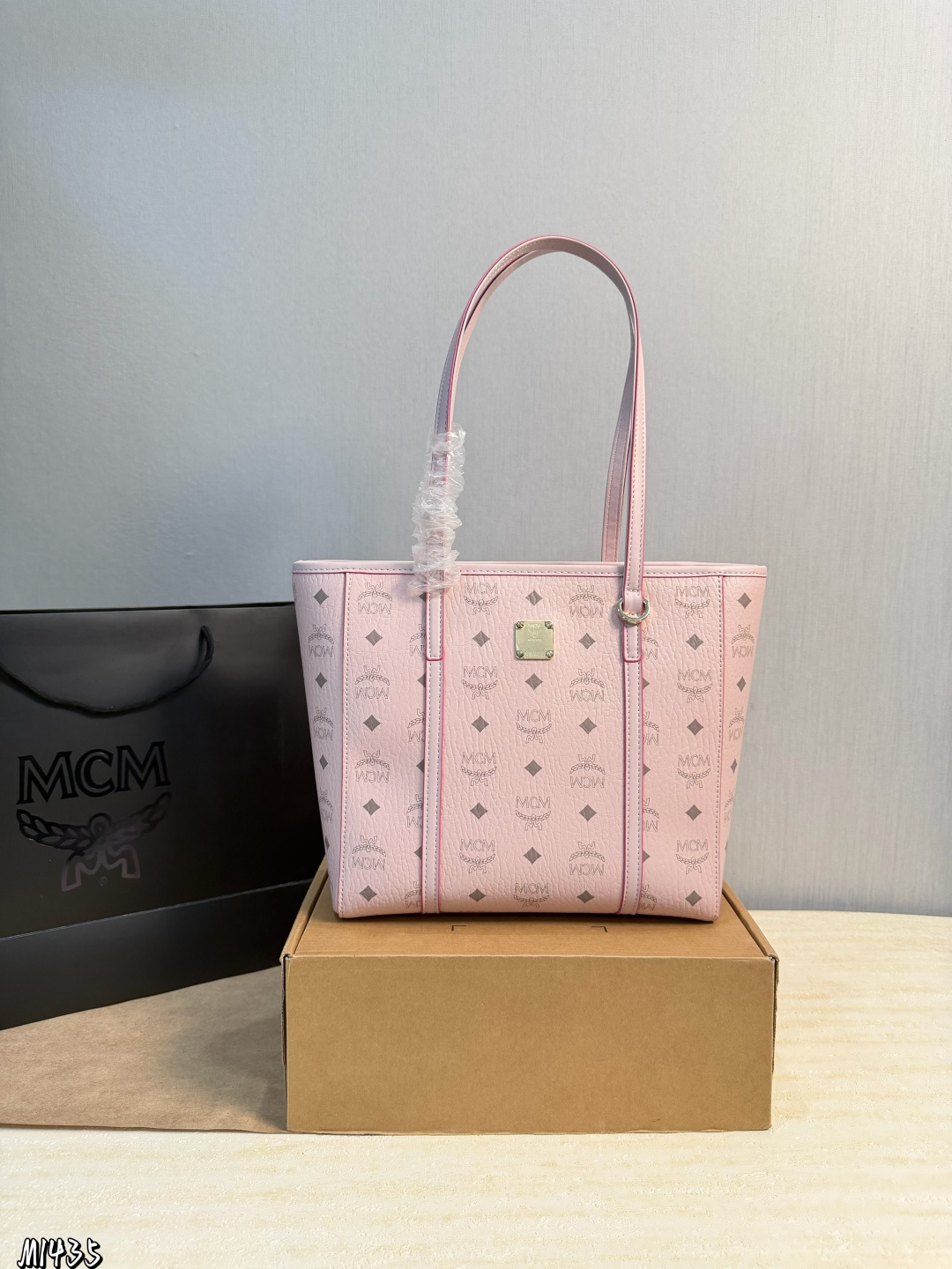 ❤️p155❤️ MCM new double-sided shopping bag has a casual style, custom hardware, classic shopping bag buy 1 get 2, can b…