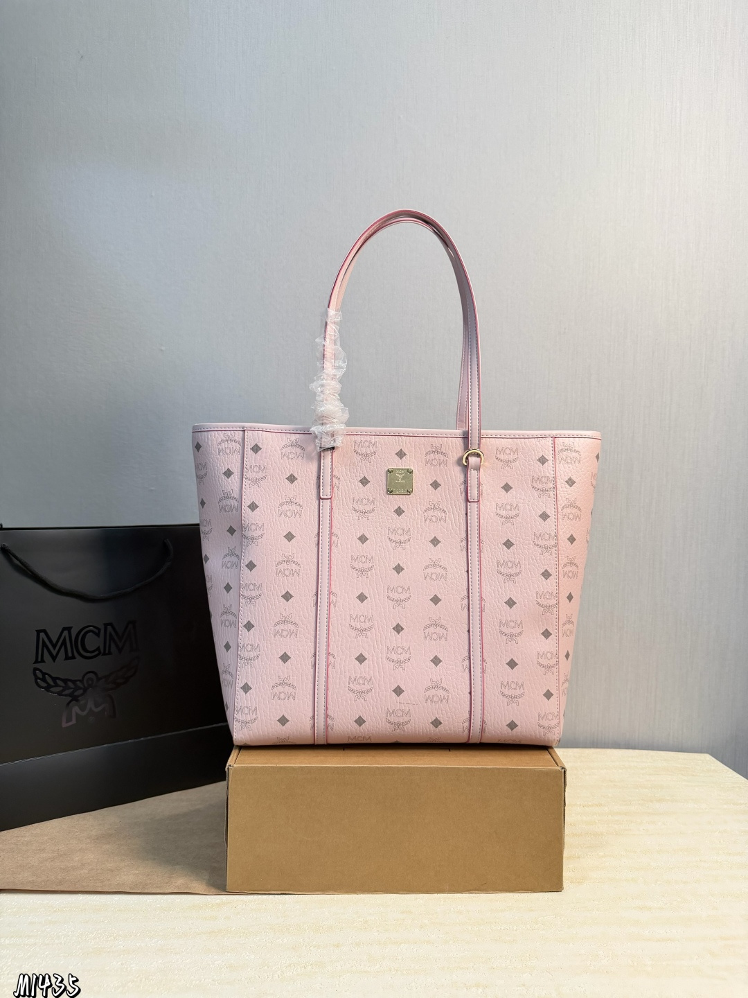 ❤️p165❤️ MCM new double-sided shopping bag has a casual style, custom hardware, classic shopping bag buy 1 get 2, can b…