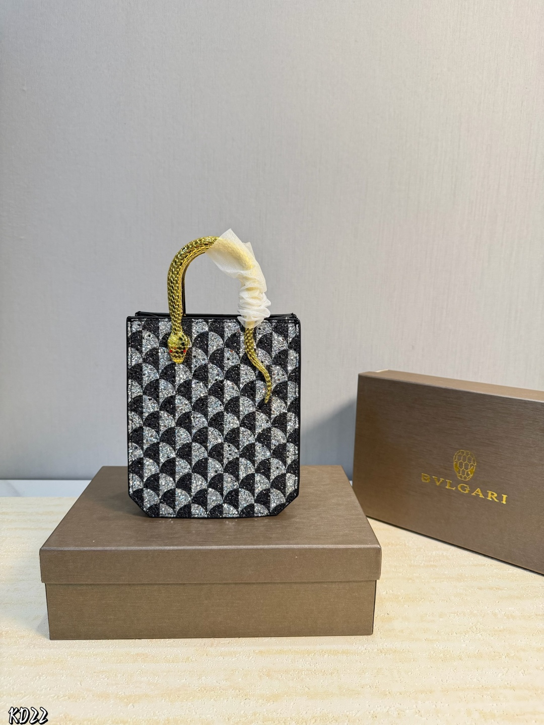 ❤️P160 (empaque de regalo)❤️ Este bolso de hombro de la serie Serpenti Forever de Bvlgari, como era de espera…