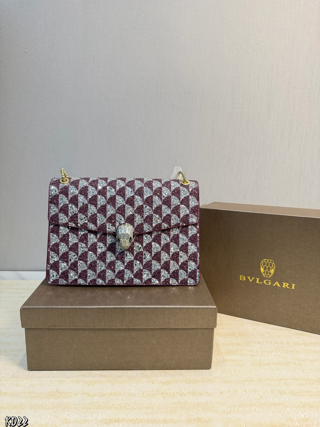 ❤️P160 (empaque de regalo)❤️ Este bolso de hombro de la serie Serpenti Forever de Bvlgari, como era de espera…