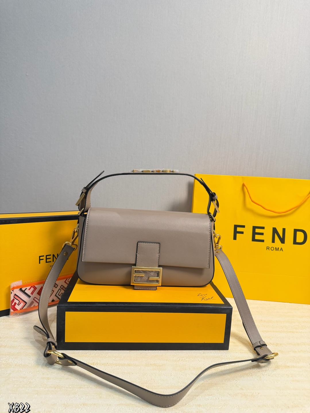 ️P263 Gift Box Packaging ️ | Fendi Baguette Medium Bag Hit Me At First Sight. Plus The Medium Size Has A Longer Shoulder Strap, Which Is Very Practical. It Can Hold Two Mobile Phones, Wallet, Keys, Sunglasses, Lipstick, And Compact Powder Without Any Stress. Although It Doesn’t Look Too Big, It Definitely Fits Well. Size 28 17