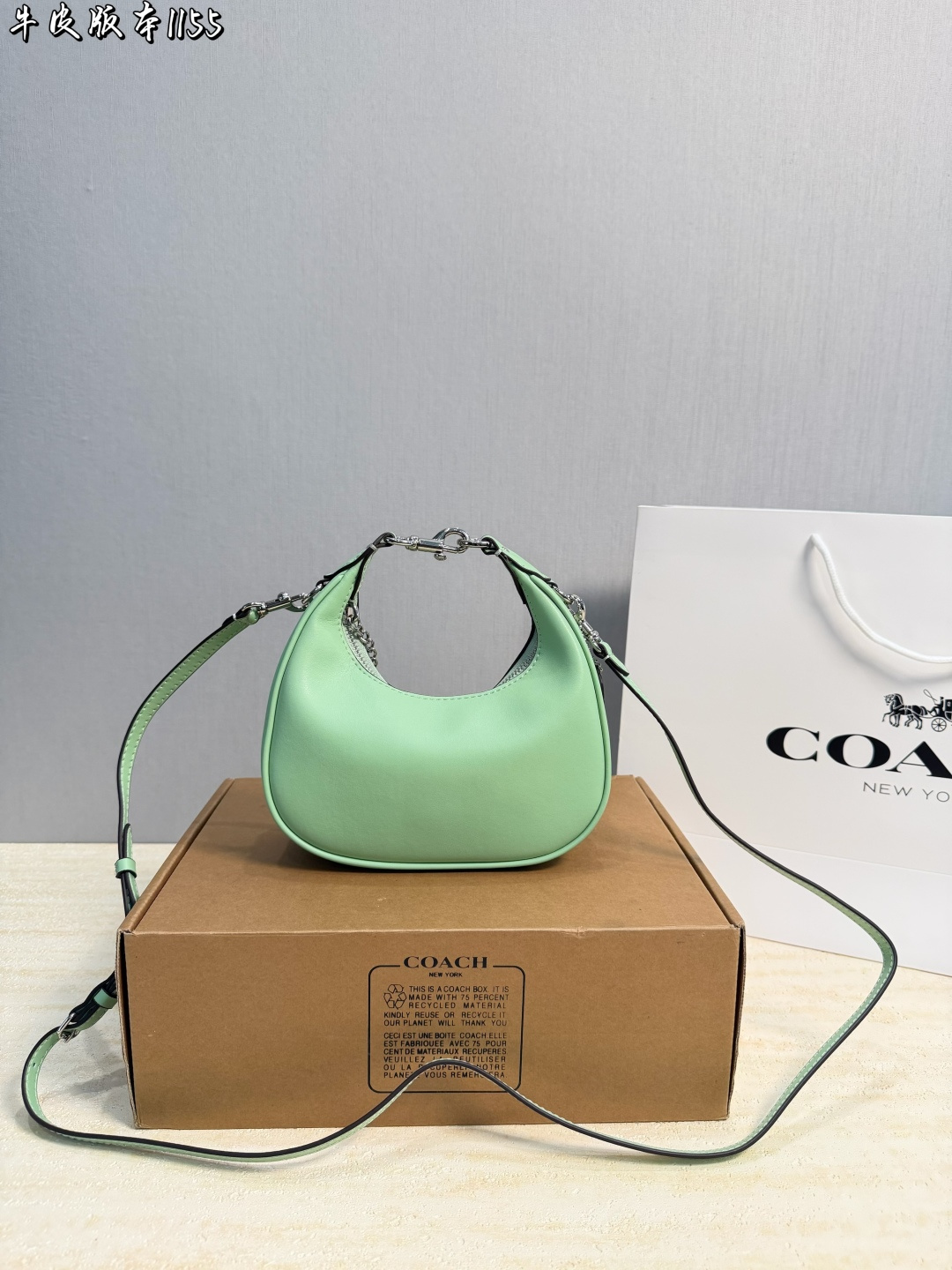 ️Cowhide Version P240️ | Coach Crescent Bag Coach Crescent Bag, Made Of Cowhide, Has A Delicate And Durable Feel, Simple Design + Metal Chain Shoulder Strap, Fashionable And Practical. The Crescent Shape Is Small And Exquisite, And Is Versatile For Daily Commuting And Casual Outings. The Internal Space Is Reasonable, And The Mobile Phone Wallet Can Be Easily Stored. The Shoulder Strap Is Adjustable And Can Be Carried By Hand Or Cross-body. You Can Easily Switch Styles Black Classic, No Matter How You Match It, It Is The First Choice For Practical And Fashionable Bags. Size 20 11cm