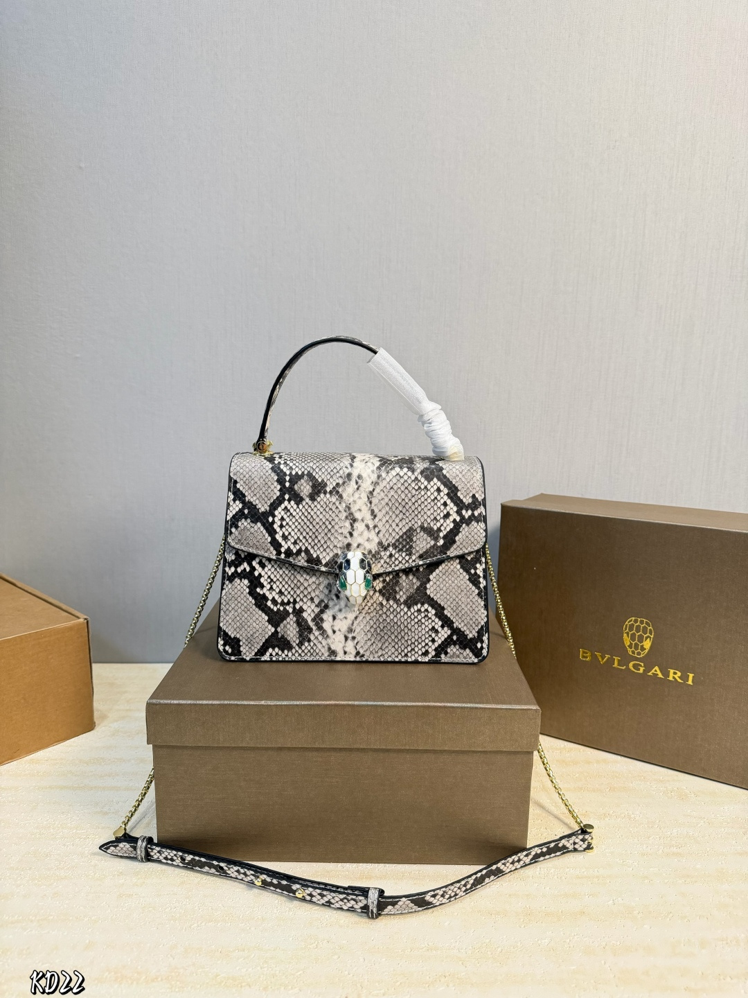 ❤️P160 (empaque de regalo)❤️ Este bolso de hombro de la serie Serpenti Forever de BVLGARI, digno del mismo mo…