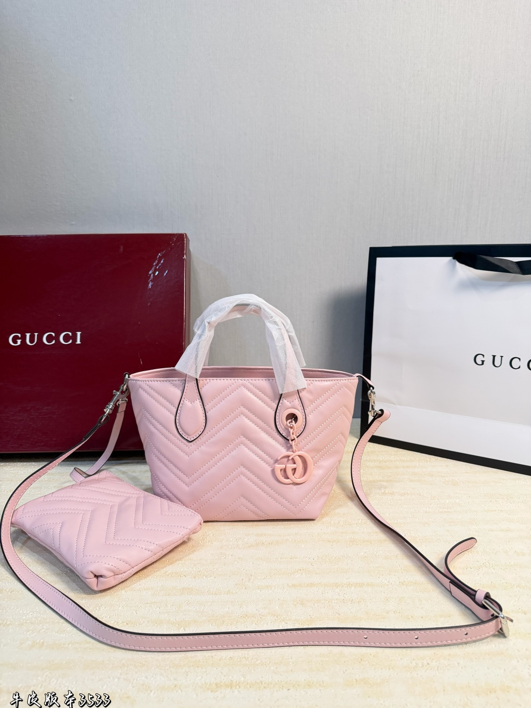 ️Cow Leather Version P255️ | Gucci Gg Marmont Black Tote Bag Vgucci Gg Marmont Black Tote Bag, Classic Wave Pattern Quilting + Double G Metal Charm Of The Same Color, Low-key Yet Recognizable. Made Of Soft Cowhide, It Feels Delicate And Durable, Perfect For Daily Commuting There Are Small & Medium Sizes, Which Are Suitable For Hand-carrying Or Cross-body Wear. It Has A Large Capacity And Can Accommodate Mobile Phones, Cosmetics And Documents. Black Is Versatile And Can Be Easily Worn In Casual Or Workplace Styles. It Is Practical And Fashionable, And Full Of Light Luxury Size 18cm