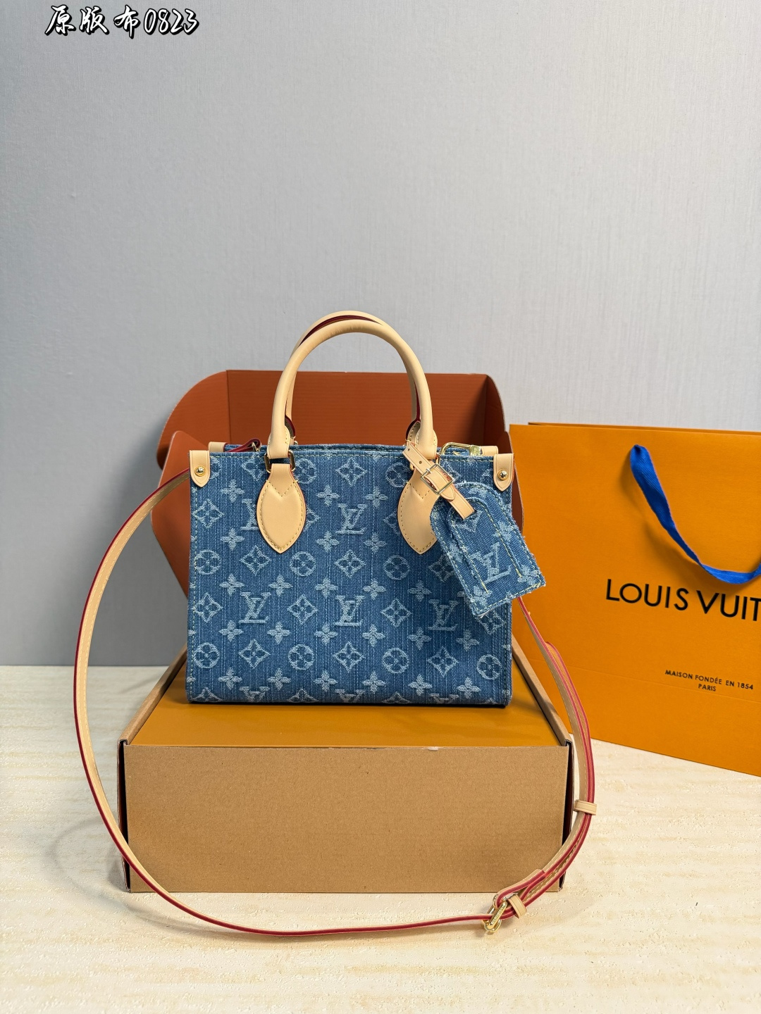 ️ Fabric P300️ | Lv Denim Onthego Handbag Lv Denim Onthego Handbag, Made Of Dark Blue Denim + Classic Monogram Presbyopia, With Natural Cowhide Trim, Retro And Fashionable. The Small Size Design Is Suitable For Hand-carrying And Cross-body Wear. The Capacity Is Moderate And Can Hold Daily Small Items For Commuting And Leisure. Denim Is Light But Easy To Collapse, So It Is Recommended To Use An Inner Bag To Maintain The Shape Of The Bag. The Denim Series Is Lv's Seasonal Limited Edition, Fashionable And Practical, Very Popular Among Young People, And Is One Of Lv's Popular Items | Size 25cm
