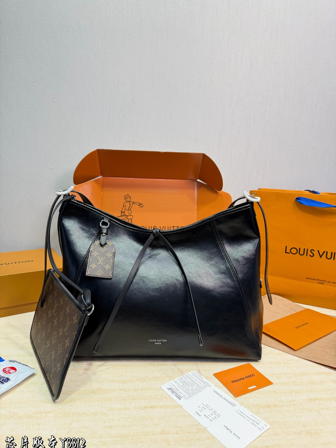 ️P323 Folding Airplane Gift Box ️ | Lv Carryall Black Warrior Tote Bag, Made Of Soft Lambskin, Has A Super Delicate Feel, And Is Paired With A Classic Monogram Shoulder Strap, Which Is Low-key And Recognizable. Large Capacity, Suitable For Daily Commuting The Shoulder Strap Is Adjustable And Can Be Worn On One Shoulder As A Crossbody, Making It Easy For Both Men And Women To Carry It. Lined With Microfiber, It Is Lightweight And Durable, But You Should Take Care Of The Sheepskin The Black Warrior Series Is Simple And Versatile, Fashionable And Practical, And Is A Popular Lv Model Size: 40.27cm