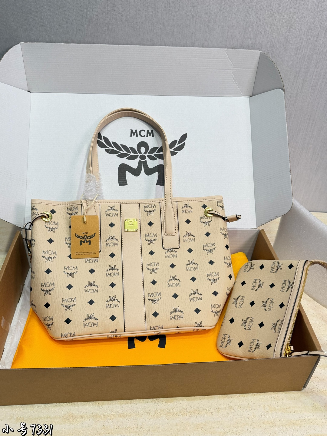 p160 (embalaje de regalo) La nueva bolsa de compras MCM tiene un estilo casual, herrajes personalizados, bolsa de compr…