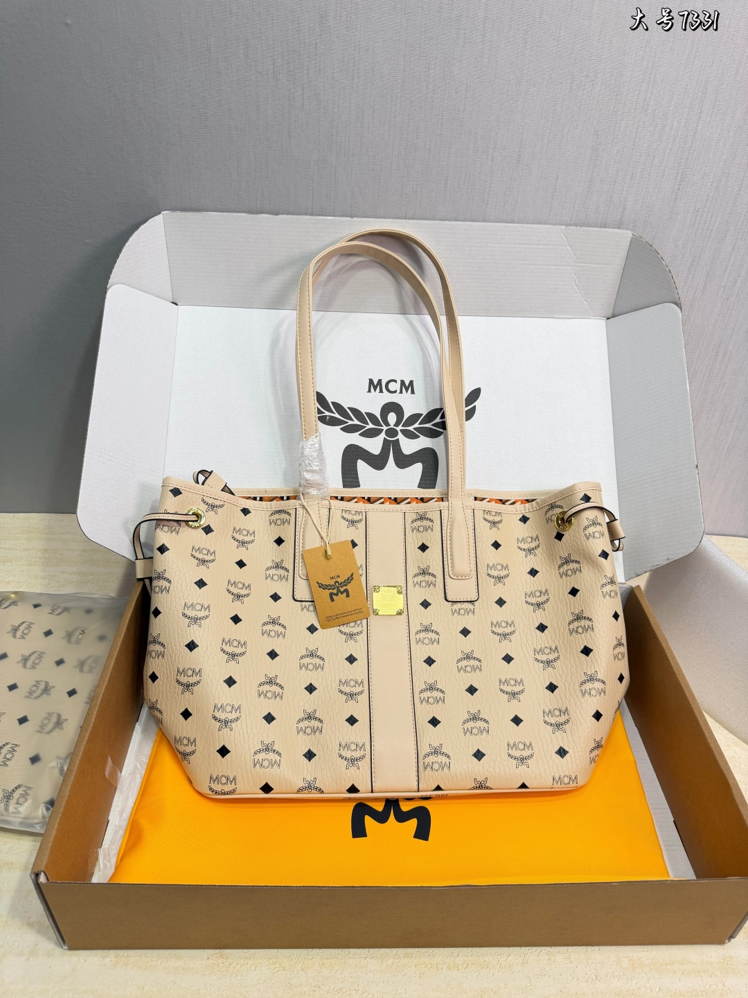 p165 (embalaje de regalo) La nueva bolsa de compras MCM tiene un estilo casual, herrajes personalizados, bols…