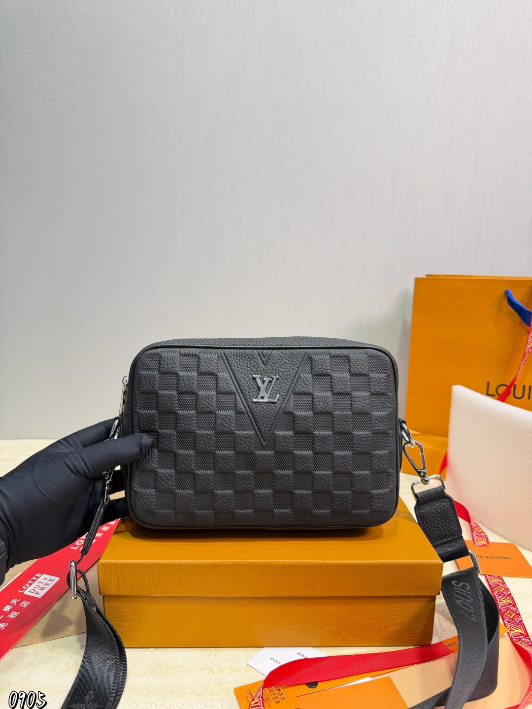 P195 | "Louis Vuitton" Lv Shoulder Bag Louis Vuitton Cowhide Leather Shoulder Crossbody Bag Adjustable Shoulder Strap With Magnetic Buckle Closure Grained Soft Leather First-layer Cowhide Shoulder Crossbody Bag Men's Black Ultra-high-definition Hardware Logo Logo, Smooth Zipper, Super Smooth Oil Edges, Exquisite Workmanship, Every Detail Is In Place A Must-have For Men. Specifications: 24x16x6cm