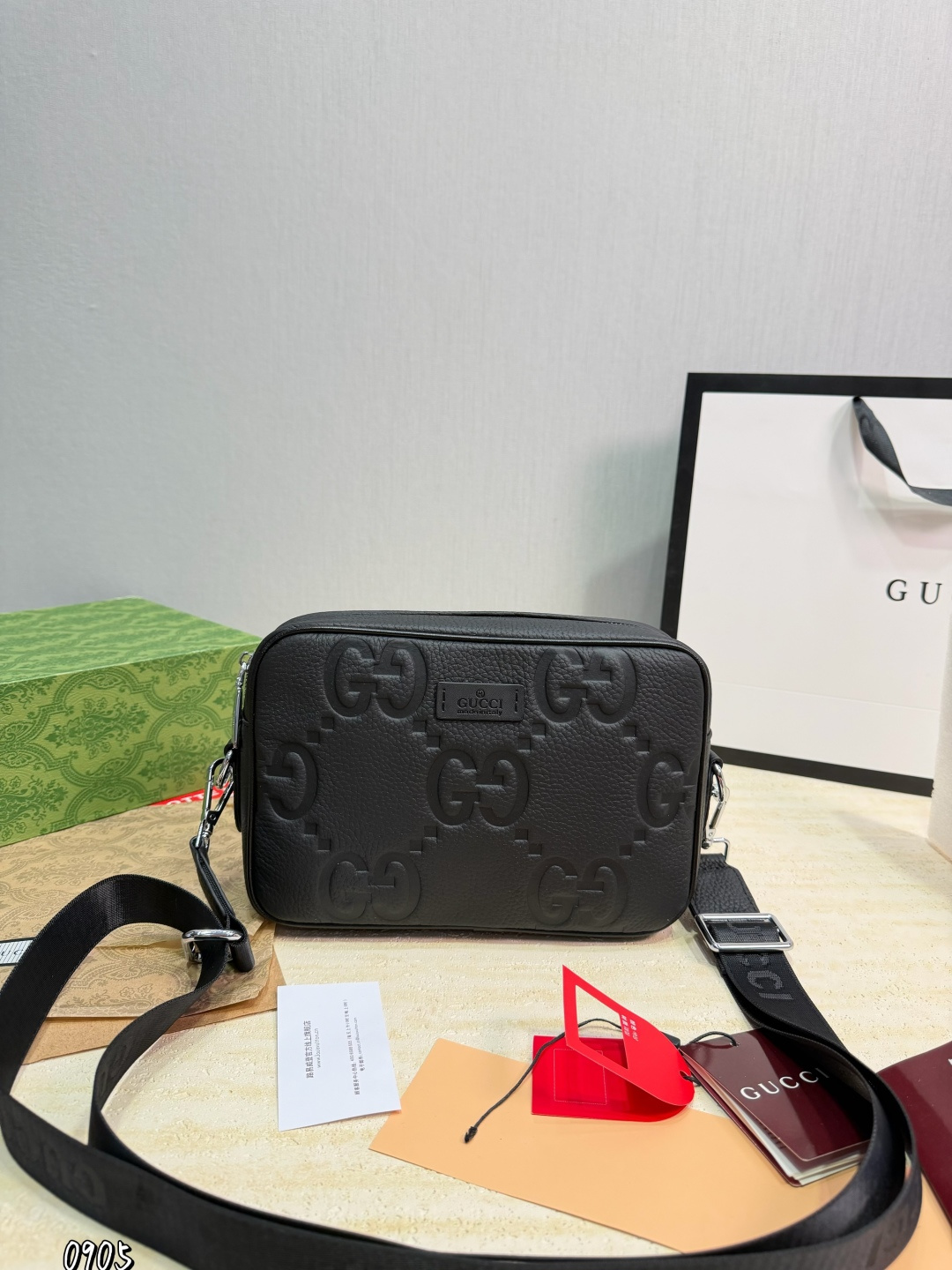P195 | New "Gucci" Gucci Shoulder Bag Gucci Cool Shoulder Bag Cowhide Crossbody Bag Adjustable Shoulder Strap Magnetic Buckle Closure Grained Soft Leather First Layer Cowhide Shoulder Crossbody Bag Men's Black Ultra-high-definition Hardware Logo Logo, Smooth Zipper, Super Smooth Oil Edges, Exquisite Workmanship, Every Detail Is In Place A Must-have For Men. Specifications: 23x14x5cm