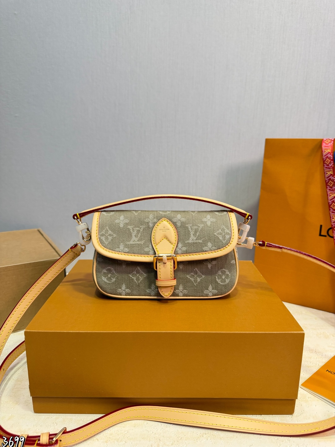 P255 Gift Box Packaging | L’s Diane Denim Baguette Bag | The Little Baguette Is So Beautiful/easy To Carry | The Leather And Color Are Good, | Comes With Two Shoulder Straps 〰️Sweet And Salty Size：19 10cm
