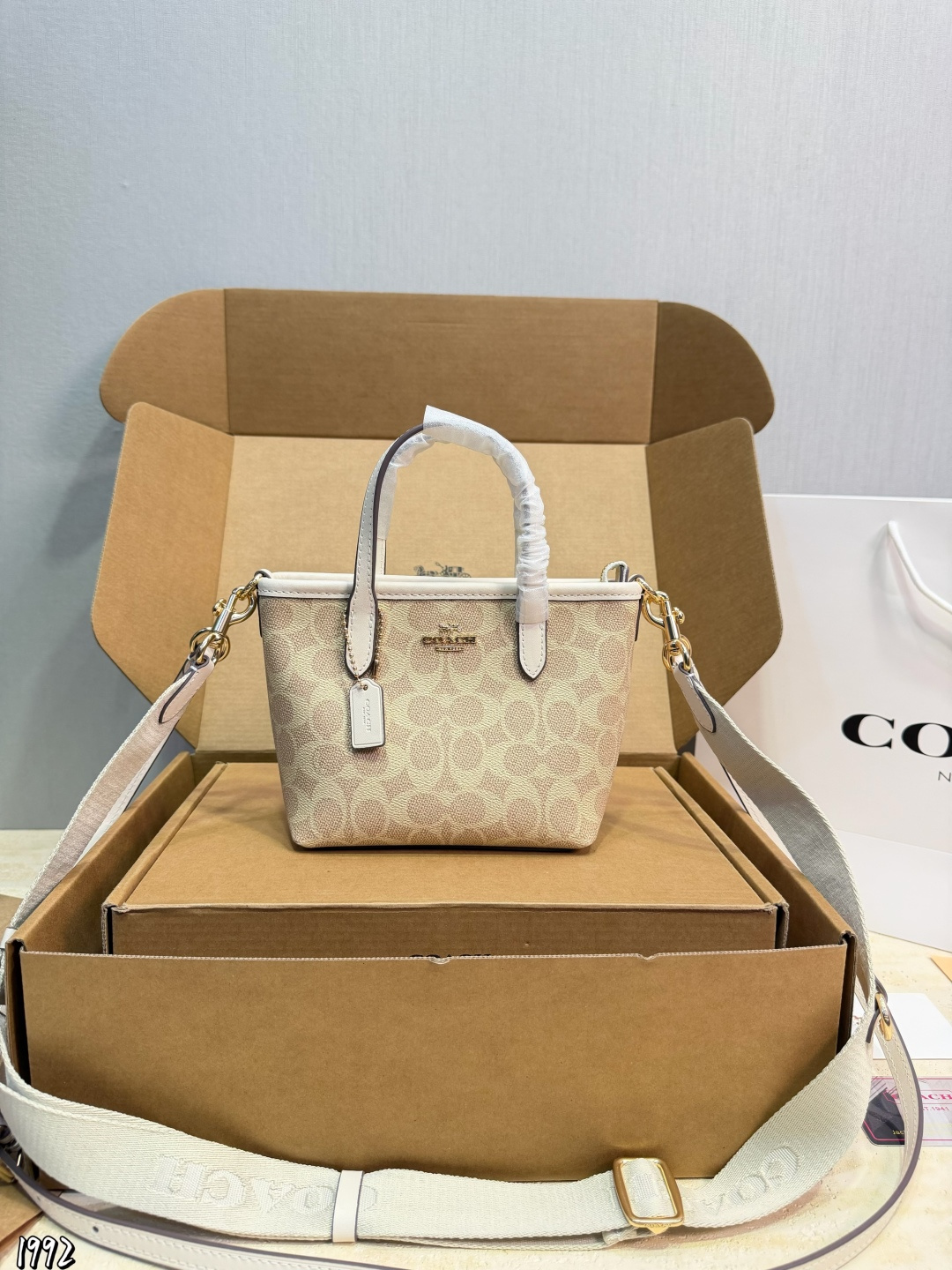 P225 Gift Box Packaging | Coach City Vegetable Basket Series | Coach Shopping Bag That Many People Like | Classic Style You Can Put Down Your Daily Necessities Commuting Is Super Convenient Size: 16 7 14cm